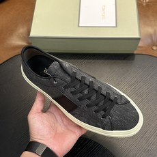TOM FORD Cambridge 绒面皮低帮运动鞋 本款运动鞋精选绒面小牛皮、对比边饰、圆头、正面系带、橡胶平底、鞋 TOM FORD Cambridge 绒面皮低帮运动鞋 本款运动鞋精选绒面小牛皮、对比边饰、圆头、正面系带、橡胶平底、鞋