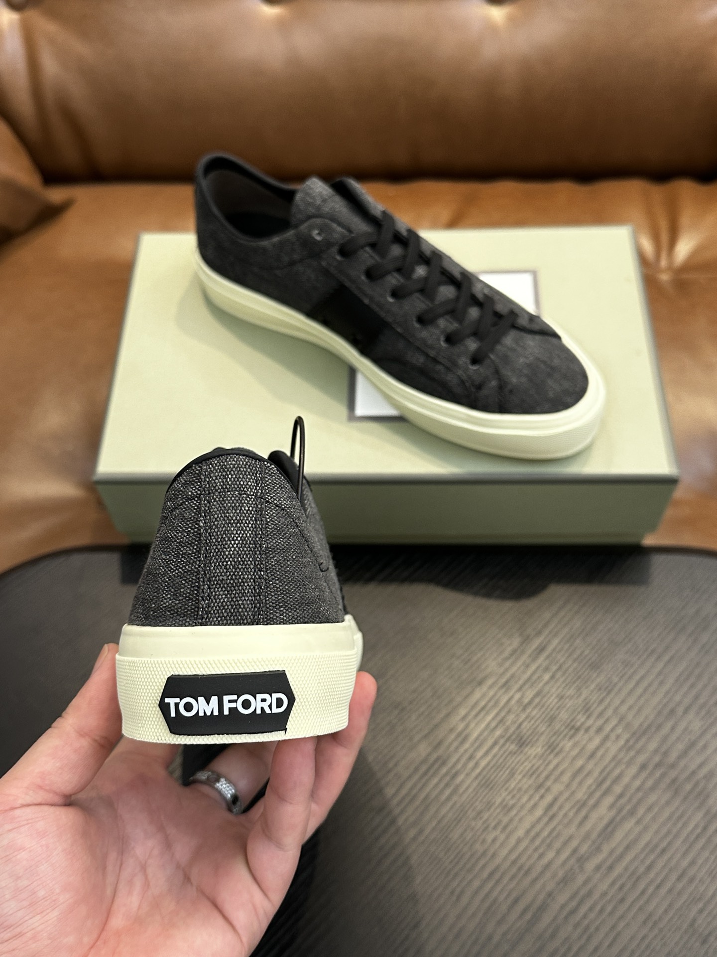 TOM FORD Cambridge 绒面皮低帮运动鞋 本款运动鞋精选绒面小牛皮、对比边饰、圆头、正面系带、橡胶平底、鞋 TOM FORD Cambridge 绒面皮低帮运动鞋 本款运动鞋精选绒面小牛皮、对比边饰、圆头、正面系带、橡胶平底、鞋