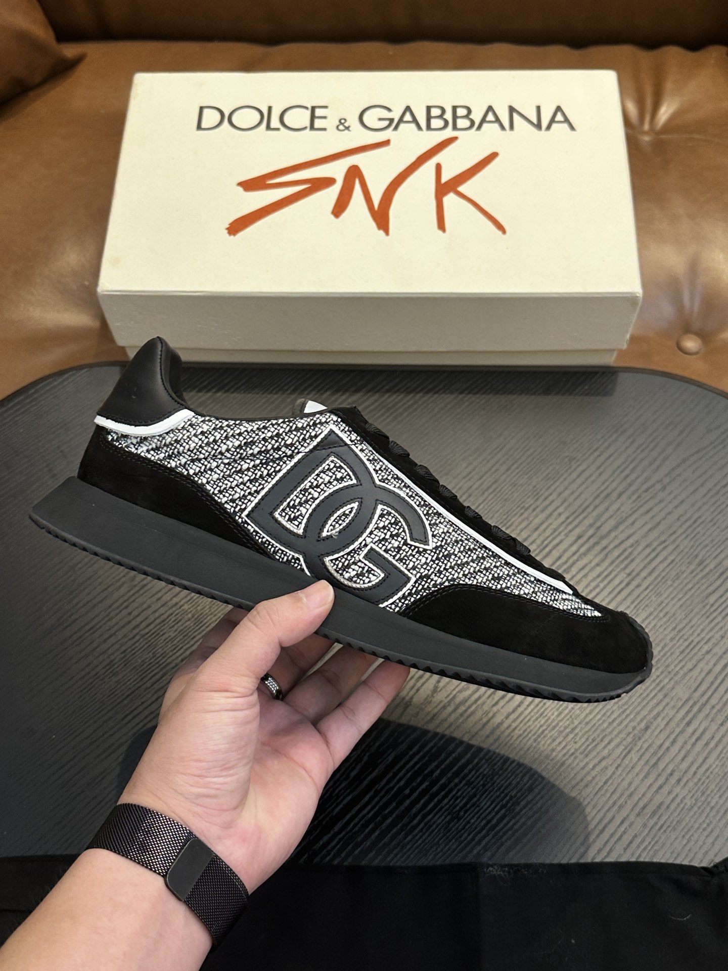 NO:345040,Dolce&Gabbana DG Cushion Calfskin and velvet spliced ​​sneakers｜Embroidered DG logo｜Lightweight, gripy rubber outsole with innovative design Provides excellent performance｜Jagua labels add timeless pattern｜Original imported cowhide｜Multiple material splicing design｜Imported cowhide inner cowhide foot pads｜Original TPR elastic sole Size39-44 (customized for 38.45.46),,Dolce&Gabbana,sneakers,cowhide19860909Dolce&Gabbana DG Cushion 小牛皮与天鹅绒拼接运动鞋｜点缀 DG 徽标｜轻便、抓地力强的橡胶外底采用创新设计 提供卓越性能｜提花标签则增添隽永型格｜原版进口牛皮｜多种材质拼接设计｜进口牛皮内里 牛皮垫脚｜原版TPR弹力大底 Size39-44（38.45.46定做）,,Dolce&Gabbana,sneakers,cowhide,Men's shoes