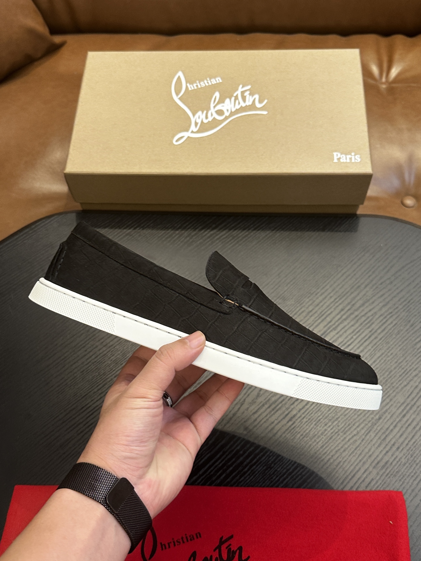 NO:341853,Christian Louboutin (red sole shoes) Italian men's casual shoes shipped!  Each pair of shoes from this Italian pure handmade shoe brand is simple and classic, and it is very comfortable and versatile on the feet!  This upper is made of imported cowhide, with high-end and comfortable cowhide inner lining!  The outsole is made of original rubber backsheet combination, with cowhide inner lining!  Brand-specific mold opening foot bed, exclusive private mold controllable! Original box packaging, equipped with shoe storage bag!  39 40 41 42 43 44 (38 45 46 customized), CL leather shoes, christian louboutin, cowhide19860909Christian Louboutin（红底鞋）意大利男士休闲板鞋出货！这个意大利纯手工鞋履品牌的每一双鞋设计简洁经典,上脚非常舒适百搭！ 此款鞋面面料采用进囗牛皮,高档舒适牛皮内里！大底采用原版橡胶底片组合成型,牛皮内里！品牌专用开模脚床,独家私模可控!原盒包装,配鞋履收纳袋！39 40 41 42 43 44（38 45 46定做）,CL皮鞋,christian louboutin,cowhide,Men's shoes