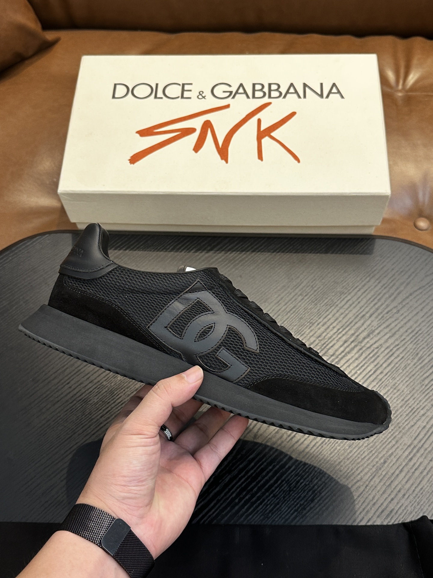 NO:340981,Dolce&Gabbana DG Cushion Calfskin and velvet spliced ​​sneakers｜Embroidered DG logo｜Lightweight, gripy rubber outsole with innovative design provides excellent performance｜Jagua label adds timeless pattern｜Original imported cowhide｜Multiple material splicing design｜Imported cowhide inner cowhide foot pad｜Original TPR elastic sole Size39-44 (customized for 38.45.46), DG casual shoes, Dolce&Gabbana, sneakers, cowhide19860909Dolce&Gabbana DG Cushion 小牛皮与天鹅绒拼接运动鞋｜点缀 DG 徽标｜轻便、抓地力强的橡胶外底采用创新设计 提供卓越性能｜提花标签则增添隽永型格｜原版进口牛皮｜多种材质拼接设计｜进口牛皮内里 牛皮垫脚｜原版TPR弹力大底 Size39-44（38.45.46定做）,DG休闲鞋,Dolce&Gabbana,sneakers,cowhide,Men's shoes