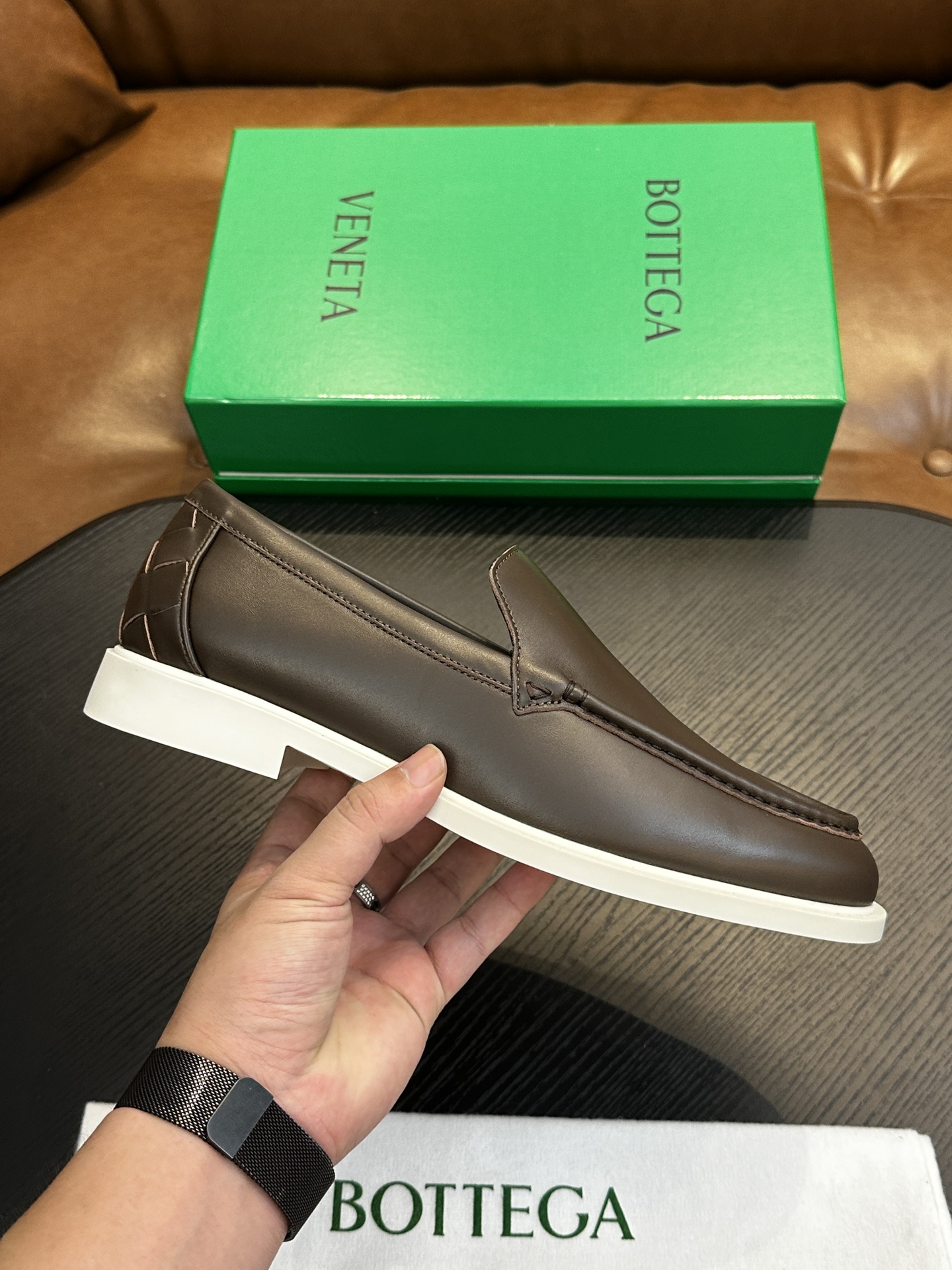 NO:586975,Bottega Veneta is subtle and meticulous, knows how to appreciate, and is a model of self-confidence, elegance and loyalty to one's own style. This BV slip-on style fashionable retro leather shoe is a new Lok Fu men's shoe. It is the main recommendation of the Z cabinet. The upper is made of washed horsehide technology, simple and elegant, lining + insole cowhide, mid-layer leather sole, laminated EVA foam holes and wear-resistant bottom sheet, the sole comes with Viaram brand logo, non-slip and wear-resistant, flexible and lightweight  Strong layering, simple and luxurious effect, Goodyear craftsmanship, Oxford stitching, never falling off, durable, British style, real materials, leather shoe size: 39/40/41/42/43/44, black, original box packaging + dust bag, BV casual shoes, bottega veneta, bottega veneta, loafers, cowhide19860909Bottega Veneta是含蓄细致,是懂得欣赏,是代表自信、优雅而忠于自己风格的典范. 这款BV套脚式时尚复古皮鞋 新秀乐福男鞋 重磅打造 是Z柜的主推款 鞋面采用水洗马皮工艺 简单大方 内里+鞋垫牛皮 中层皮革鞋底 层叠EVA发泡气孔耐磨底片 鞋底自带Viaram品牌logo 防滑耐磨 灵活轻巧 层次感强大 呈现简约奢华效果 固特异工艺 车牛津线缝合 永不掉底 经久耐穿 英伦风格 真材实料 皮鞋码数:39/40/41/42/43/44 黑色 原盒包装+防尘袋,BV休闲鞋,bottega veneta,bottega veneta,loafers,cowhide,Men's shoes