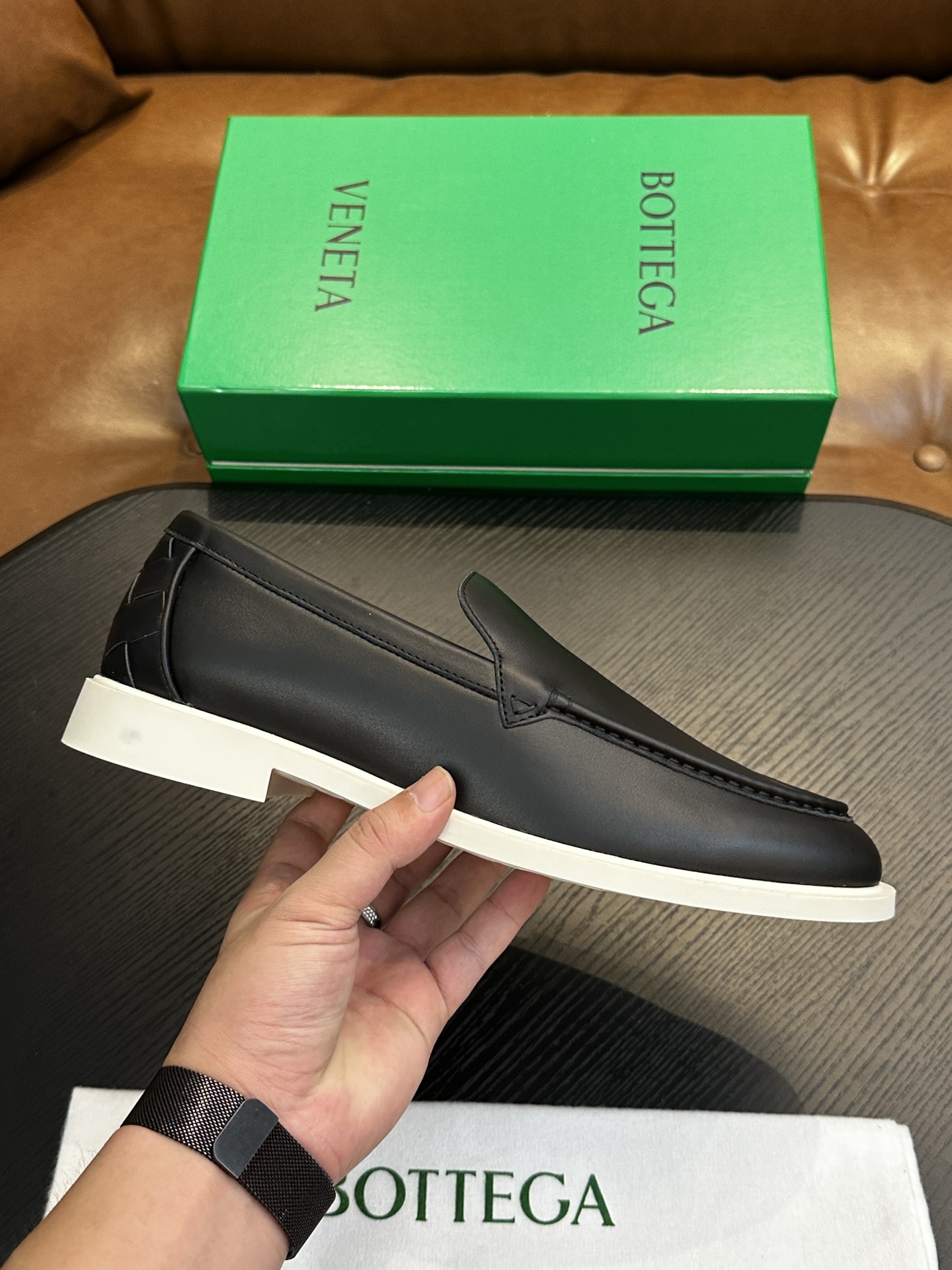 NO:341390,Bottega Veneta is implicit and meticulous, knows how to appreciate, and represents confidence, elegance and loyalty to its own style. This BV foot-style fashionable retro leather shoes, rookie Loafer men's shoes, heavy-duty, is the main model of Z cabinet. The upper is made of water-washed horse leather craftsmanship, simple and generous, inner lining + insole cowhide, mid-layer leather sole, stacked EVA foamed pore wear-resistant bottom sheet, the sole comes with Viaram brand logo, anti-slip and wear-resistant, flexible and light, strong sense of layering, presents a simple and luxurious effect, Goodyear craftsmanship, car Oxford thread stitching, never fall off the bottom, durable, British style, real leather shoes size: 39/40/41/42/43/44 Black Original box packaging + dust bag, BV casual shoes, bottega Veneta, bottega Veneta, loafers, cowhide19860909Bottega Veneta是含蓄细致,是懂得欣赏,是代表自信、优雅而忠于自己风格的典范. 这款BV套脚式时尚复古皮鞋 新秀乐福男鞋 重磅打造 是Z柜的主推款 鞋面采用水洗马皮工艺 简单大方 内里+鞋垫牛皮 中层皮革鞋底 层叠EVA发泡气孔耐磨底片 鞋底自带Viaram品牌logo 防滑耐磨 灵活轻巧 层次感强大 呈现简约奢华效果 固特异工艺 车牛津线缝合 永不掉底 经久耐穿 英伦风格 真材实料 皮鞋码数:39/40/41/42/43/44 黑色 原盒包装+防尘袋,BV休闲鞋,bottega veneta,bottega veneta,loafers,cowhide,Men's shoes