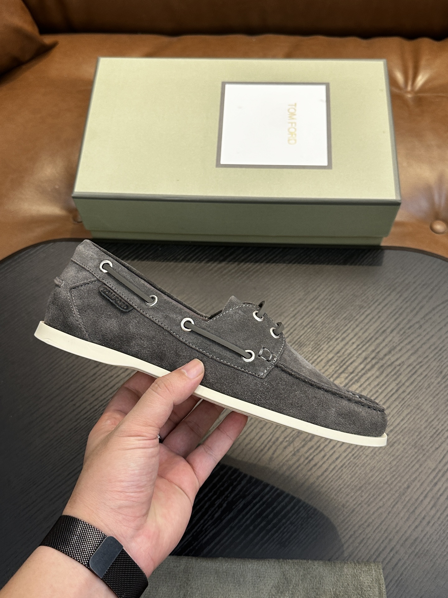 NO:341453,TOM FORD Cambridge low top sneakers This sneaker is made of imported back-fleece calfskin, contrasting trim, round toe, front lace-up, rubber flat sole, insole with logo. Size 39-44, custom (38,45 custom made), Tom Ford, sneakers, cowhide19860909TOM FORD Cambridge 牛皮低帮运动鞋 本款运动鞋采用进口反绒小牛皮、对比边饰、圆头、正面系带、橡胶平底、鞋垫饰有标志. 码数39-44,定（38,45定做）,汤姆·福特,tom ford,sneakers,cowhide,Men's shoes