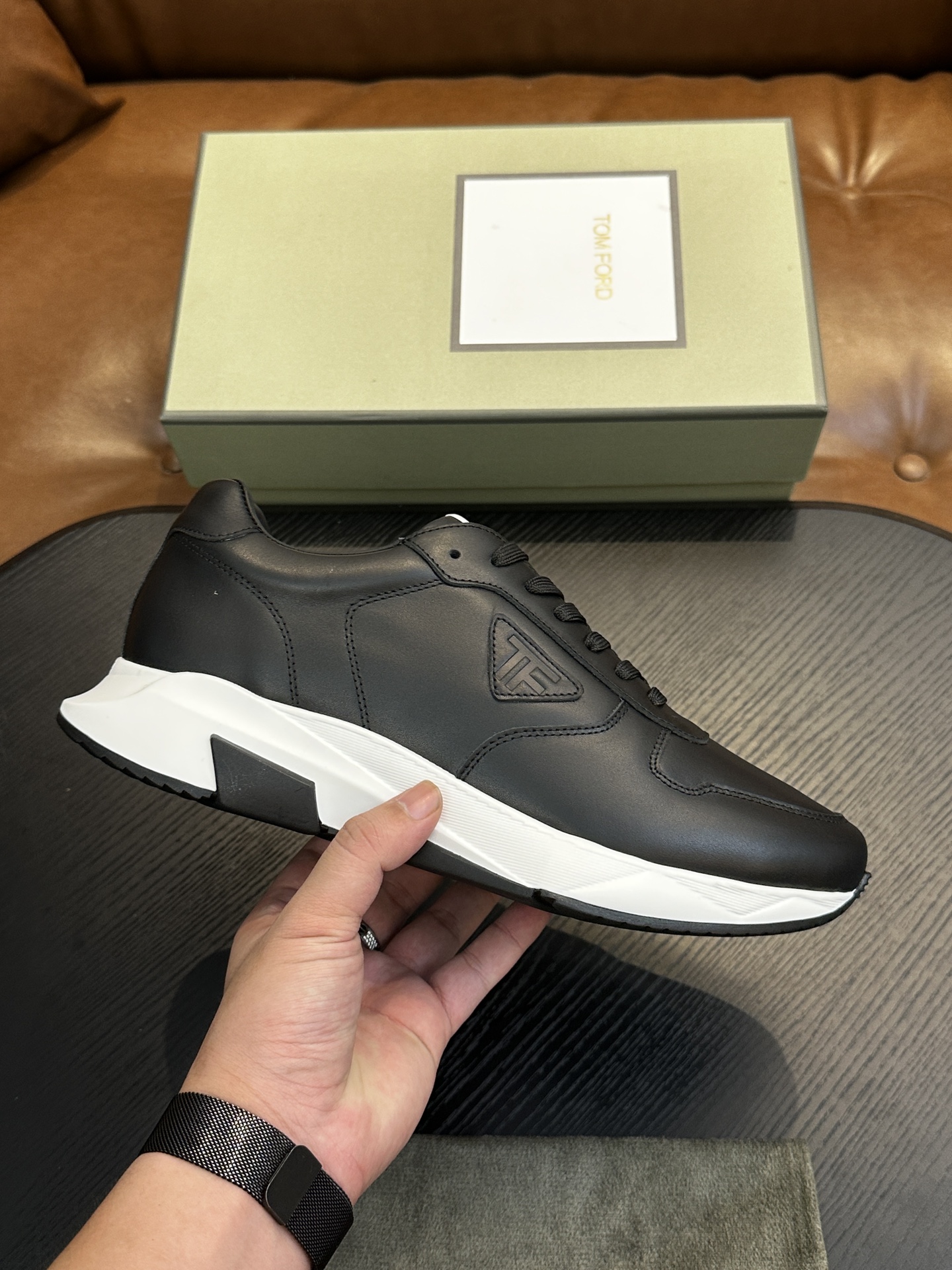 NO:340584,TOM FORD Cambridge low top sneakers This sneaker is made of imported back-fleece calfskin, contrasting trim, round toe, front lace-up, rubber flat sole, insole with logo. Size 39-44, custom (38,45 custom made), Tom Ford, sneakers, cowhide19860909TOM FORD Cambridge 牛皮低帮运动鞋 本款运动鞋采用进口反绒小牛皮、对比边饰、圆头、正面系带、橡胶平底、鞋垫饰有标志. 码数39-44,定（38,45定做）,汤姆·福特,tom ford,sneakers,cowhide,Men's shoes