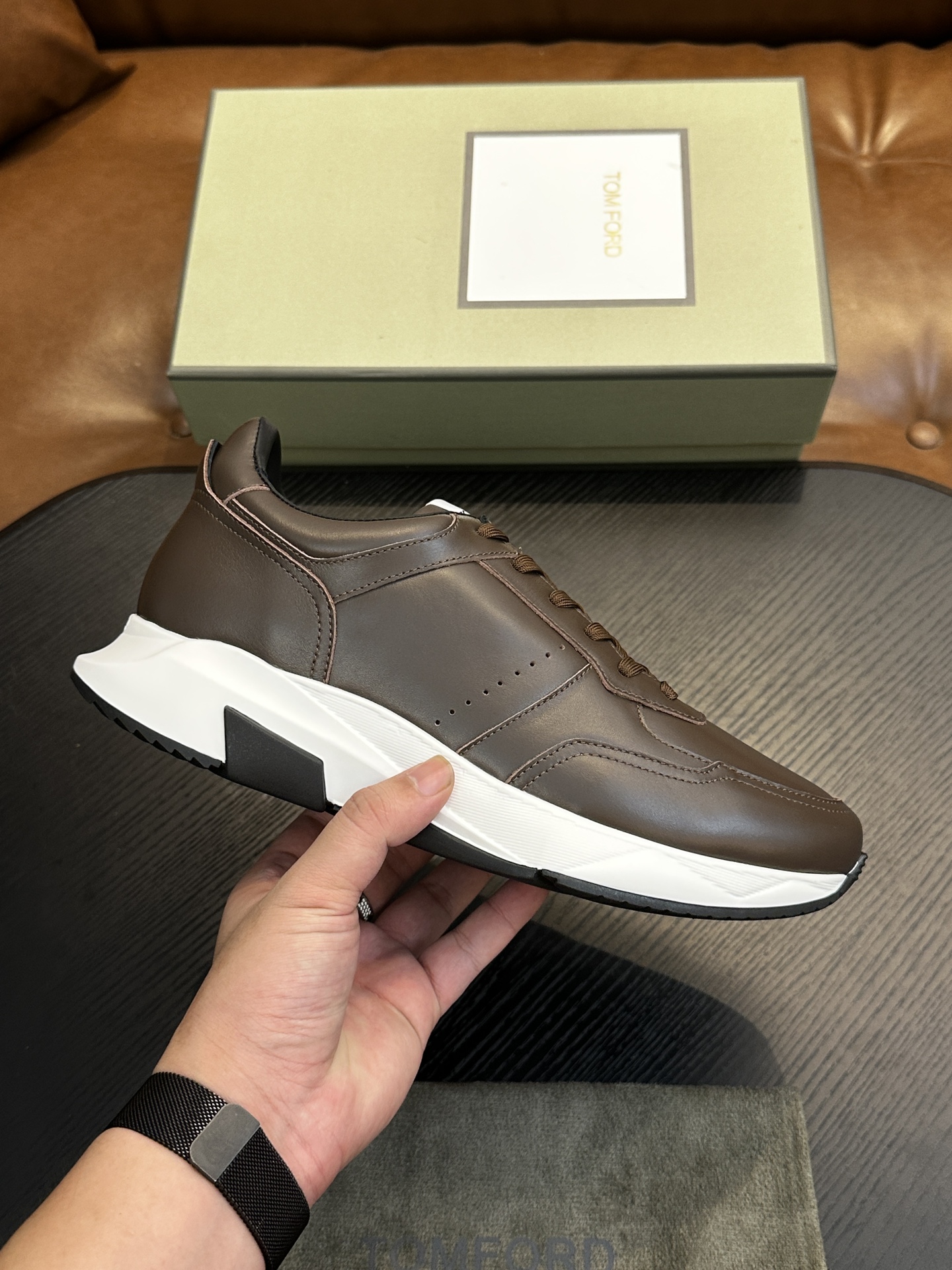 NO:340663,TOM FORD Cambridge low top sneakers This sneaker is made of imported back-fleece calfskin, contrasting trim, round toe, front lace-up, rubber flat sole, insole with logo. Size 39-44, custom (38,45 custom made), Tom Ford, sneakers, cowhide19860909TOM FORD Cambridge 牛皮低帮运动鞋 本款运动鞋采用进口反绒小牛皮、对比边饰、圆头、正面系带、橡胶平底、鞋垫饰有标志. 码数39-44,定（38,45定做）,汤姆·福特,tom ford,sneakers,cowhide,Men's shoes