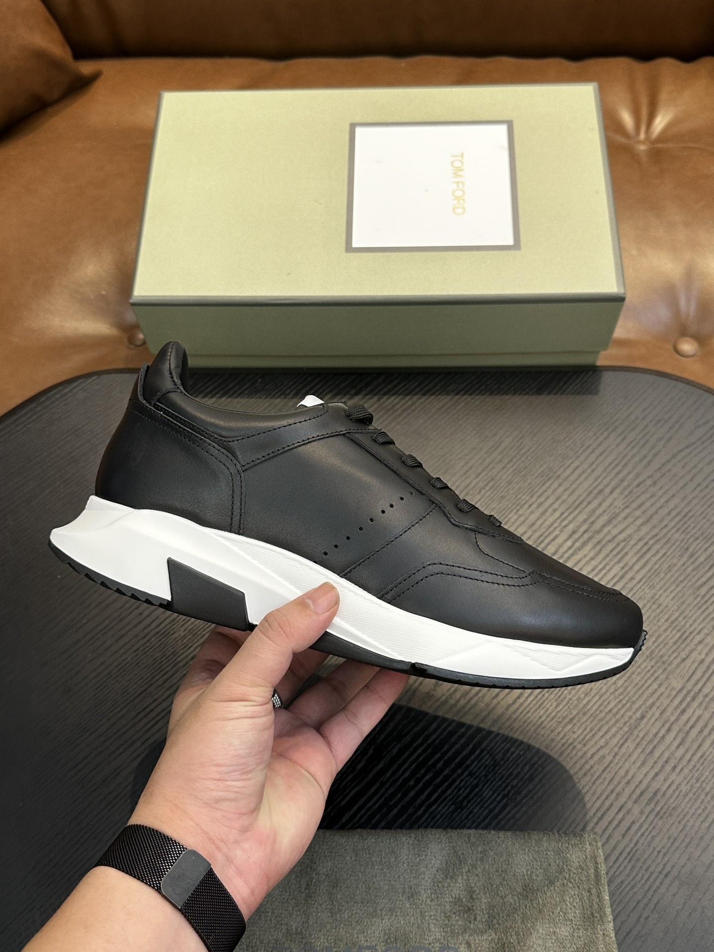 NO:346748,TOM FORD Cambridge low-top sneakers This sneaker is made of imported back-fleece calfskin, contrasting trim, round toe, front lace-up, rubber flat sole, insole with logo. Size 39-44, custom (38,45 custom made),,tom ford,sneakers,cowhide19860909TOM FORD Cambridge 牛皮低帮运动鞋 本款运动鞋采用进口反绒小牛皮、对比边饰、圆头、正面系带、橡胶平底、鞋垫饰有标志. 码数39-44,定（38,45定做）,,tom ford,sneakers,cowhide,Men's shoes