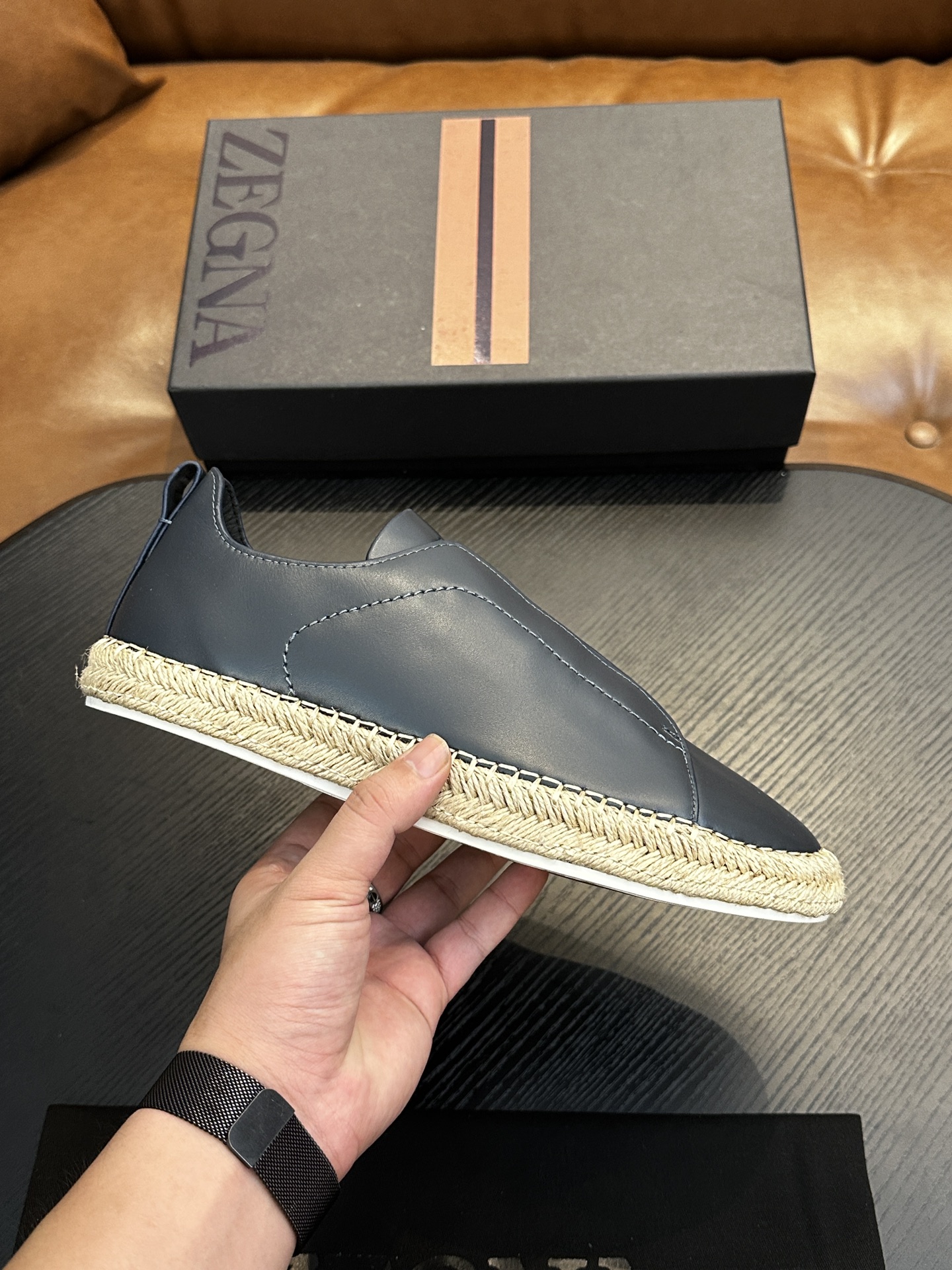 NO:575593,Best seller! Ermenegildo Zegna Casual Sneakers These low-top Triple Stitch sneakers are made from soft cowhide leather and suede, bringing a sophisticated style to casual footwear. The signature triple cross elastic detail highlights the hand stitching of traditional leather shoes, and the lightweight and slip-on design is perfect for a fast-paced lifestyle. The extremely lightweight rubber outsole is embellished with the double stripe logo. Sporty details, reinterpreting the iconic shoe with an ultra-light structure. Calfskin lining, car midsole lasting method. Easy-to-take-on cross-elastic straps and 3D 'ripple' design. Hot-embossed brand name on the tongue. Lightweight and highly elastic rubber foam sole, with TPU double stripe brand logo trim on the heel. Adding a modern and dynamic atmosphere to this sneaker. Size 39-44 (38, 45 can be customized), Ermenegildo Zegna casual shoes,zegna,sneakers,cowhide,chamois leather19860909热卖款！杰尼亚 休闲运动鞋 这款 Triple Stitch 低帮运动鞋以柔软的牛皮搭配麂皮制成,为休闲鞋履注入精致格调.标志性三重交叉弹性细节彰显出传统皮鞋的手工缝迹,轻盈和懒人套式设计,完美契合快节奏的生活方式.非常轻盈的橡胶外底上点缀双条纹 Logo 运动细节,以超轻结构重新诠释标志性鞋款.小牛皮内裡,车中底套楦做法.易穿脱套脚交叉松紧带和 3D“波纹”设计.鞋舌热压品牌名称.轻便高弹力橡胶发泡鞋底,后跟加贴 TPU 双条纹品牌 Logo 饰条.为这款运动鞋增添现代动感气息.码数39-44（38,45可定做）,杰尼亚 休闲鞋,zegna,sneakers,cowhide,chamois leather,Men's shoes