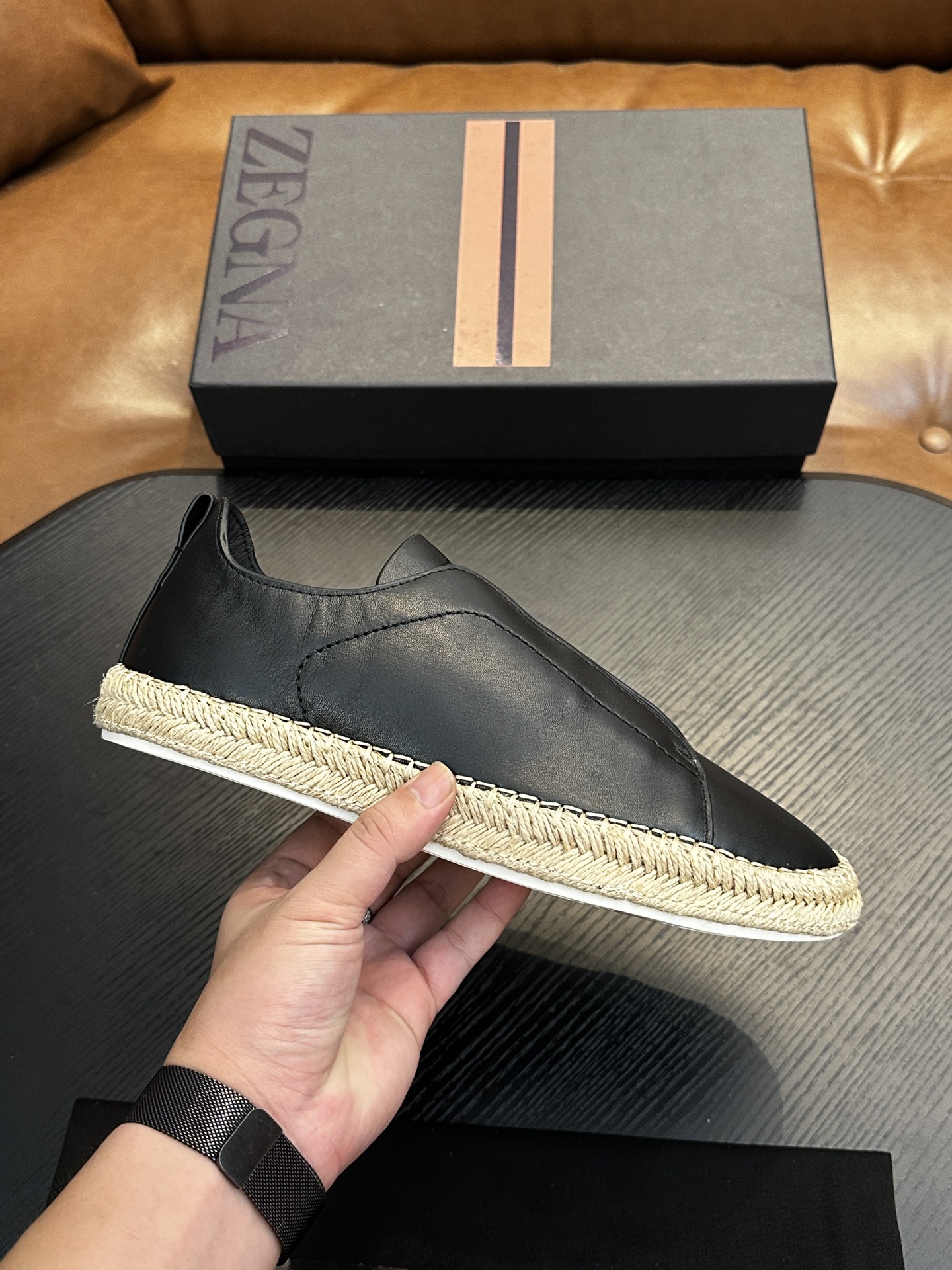 NO:341413,Hot sale! Jenia Casual Sneakers This Triple Stitch low-top sneaker is made of soft cowhide with suede, injecting exquisite style into casual shoes. The iconic triple cross elastic details highlight the hand-stitched stitching of traditional leather shoes, light and lazy cover design, perfectly fitting the fast-paced lifestyle. The very light rubber outsole is embellished with double stripes Logo sports details, reinterpreting the iconic shoes with ultra-light structure. Calfskin inner lining, car midsole cover last method. Easy to wear and take off the foot cross elastic band and 3D 