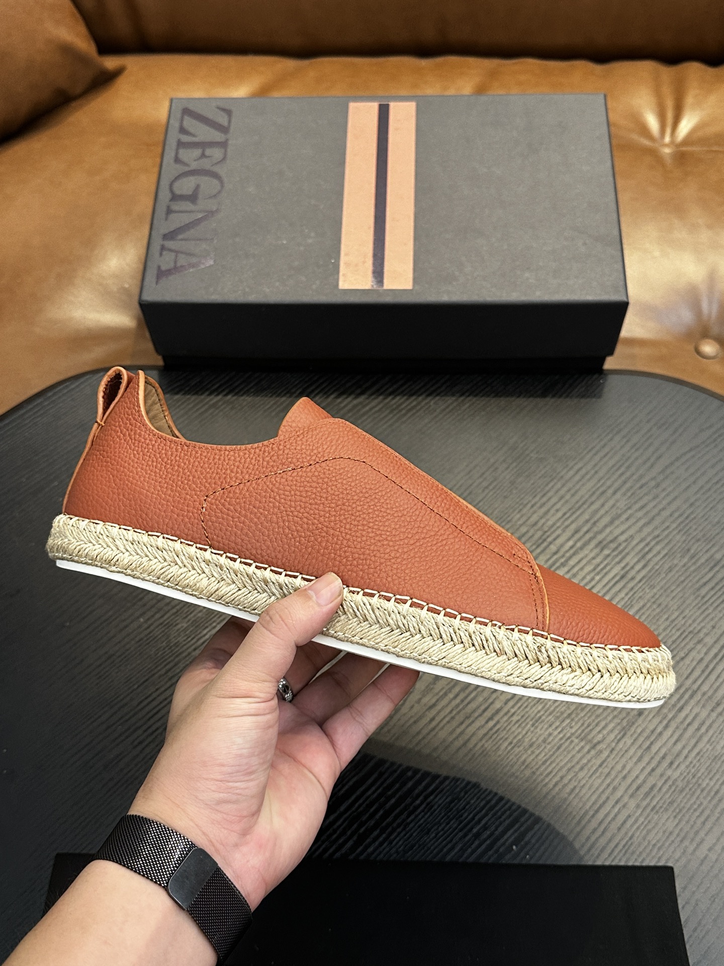 NO:341590,Hot sale! Jenia Casual Sneakers This Triple Stitch low-top sneaker is made of soft cowhide with suede, injecting exquisite style into casual shoes. The iconic triple cross elastic details highlight the hand-stitched stitching of traditional leather shoes, light and lazy cover design, perfectly fitting the fast-paced lifestyle. The very light rubber outsole is embellished with double stripes Logo sports details, reinterpreting the iconic shoes with ultra-light structure. Calfskin inner lining, car midsole cover last method. Easy to wear and take off the foot cross elastic band and 3D 