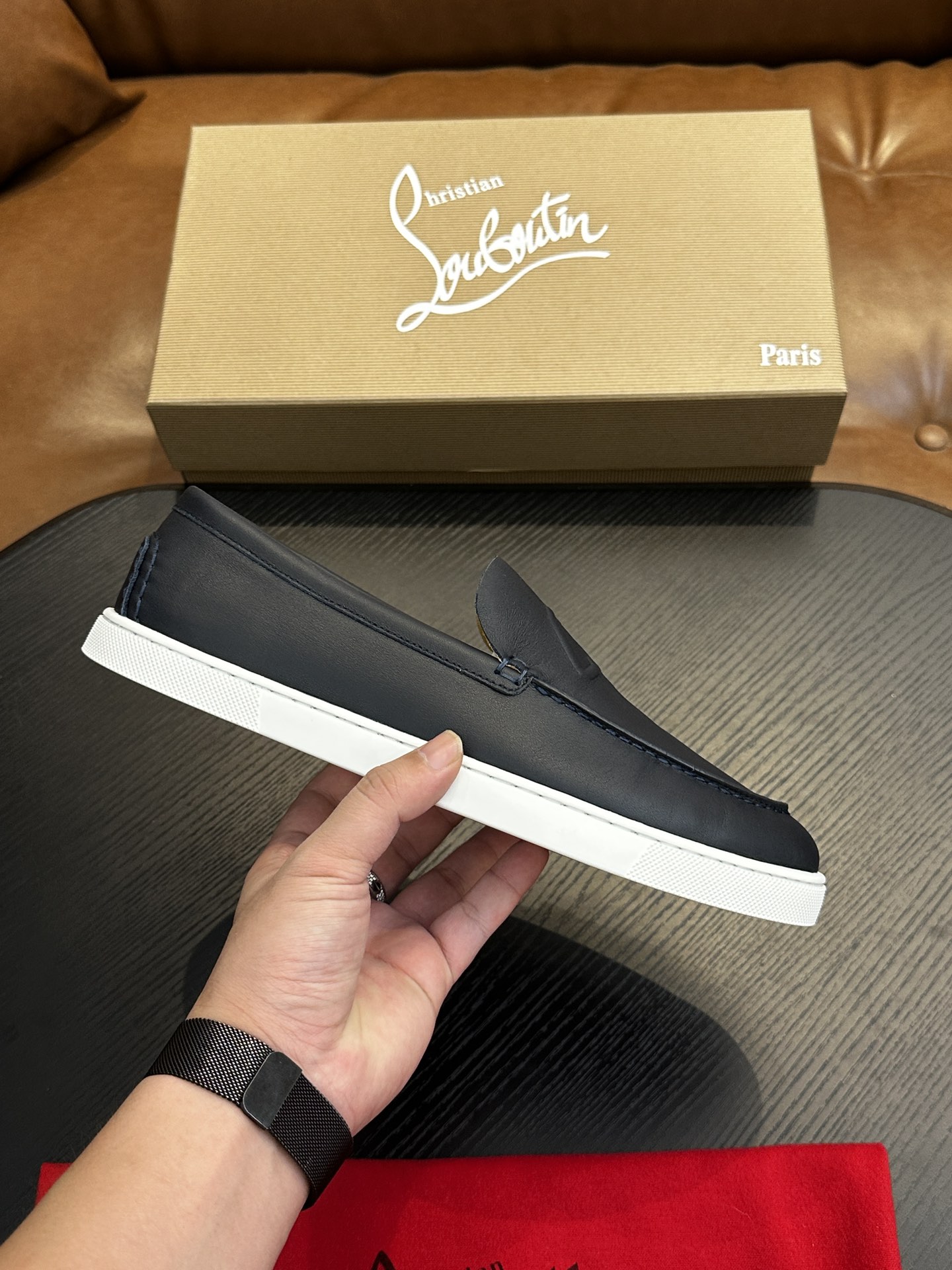 NO:341706,Christian Louboutin (red sole shoes) Italian men's casual shoes shipped!  Each pair of shoes from this Italian pure handmade shoe brand is simple and classic, and it is very comfortable and versatile on the feet!  This upper is made of imported cowhide, with high-end and comfortable cowhide inner lining!  The outsole is made of original rubber backsheet combination, with cowhide inner lining!  Brand-specific mold opening foot bed, exclusive private mold controllable! Original box packaging, equipped with shoe storage bag!  39 40 41 42 43 44 (38 45 46 customized), CL leather shoes, christian louboutin, cowhide19860909Christian Louboutin（红底鞋）意大利男士休闲板鞋出货！这个意大利纯手工鞋履品牌的每一双鞋设计简洁经典,上脚非常舒适百搭！ 此款鞋面面料采用进囗牛皮,高档舒适牛皮内里！大底采用原版橡胶底片组合成型,牛皮内里！品牌专用开模脚床,独家私模可控!原盒包装,配鞋履收纳袋！39 40 41 42 43 44（38 45 46定做）,CL皮鞋,christian louboutin,cowhide,Men's shoes