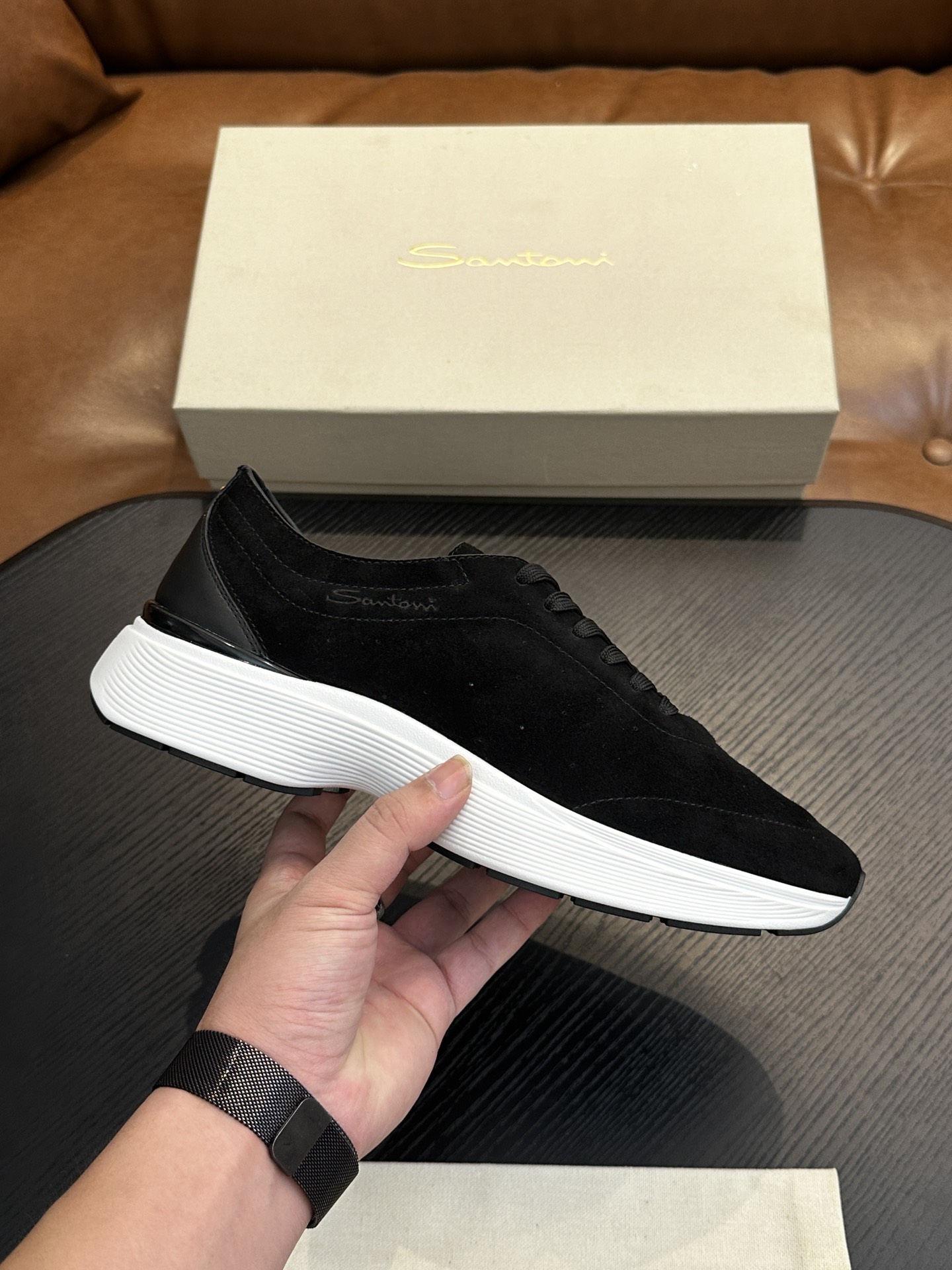 NO:552932,Santoni (Santoni) Italian men's handmade calfskin shoes are shipped!  Each pair of shoes from this Italian handmade shoe brand has a simple and classic design, which is very comfortable and versatile!  It is not accurate to describe the Italian shoe brand Santoni as 'nouveau riche'. Although it is very young, its appearance and temperament are quite sophisticated, and it can even be said that it is well versed in the ways of the world. The toe of the shoe adopts a classic two-section design concept, and all trimming parts are processed by Italian oil edge technology, giving a 360-degree vision without rough edges!  Internal and external waist without lining design!  The real-line method of glueing the empty circle around the outsole is environmentally friendly and does not open the glue!  The upper material of this shoe is made of imported grained calfskin. When you lift it from the back of the leather, you can see very clear pores!  The inside is made of calf and will not slip or fade!  The outsole is made of a combination of IP outsole and TPU backing sheet, which is light and comfortable on the foot!  The brand's special molded footbed has a layer of high-elastic foam in the middle of the insole that makes it easy to put on your feet. Exclusive private mold control, long-term availability!  Original box packaging, with shoe storage bag!  39 40 41 42 43 44, Santoni sneakers, sneakers, cowhide19860909Santoni(圣东尼）意大利男士手工小牛皮鞋出货！这个意大利纯手工鞋履品牌的每一双鞋设计简洁经典,上脚非常舒适百搭！ 用“新贵”来形容意大利鞋履品牌Santoni,并不准确,尽管它很年轻,但呈现出的相貌和气质却相当老练,甚至可以说深谙世故之道. 鞋子鞋头部位采用经典的两节设计理念,切边部位全部经过意大利油边工艺处理,360度无毛边视觉！内外腰无内里设计！大底周圈空胶车真线做法,即环保又不开胶！ 此款鞋面面料采用进囗粒面摔花小牛皮,从皮料反面顶起来会看到很清晰的毛孔！内里进囗小牛里,不打滑,不掉色！大底采用ip大底加tpu底片组合成型,上脚轻便舒适！品牌专用开模脚床,鞋垫中间有一层高弹泡棉上脚轻快.独家私模可控,长期有货！原盒包装,配鞋履收纳袋！39 40 41 42 43 44,圣东尼 运动鞋,sneakers,cowhide,Men's shoes