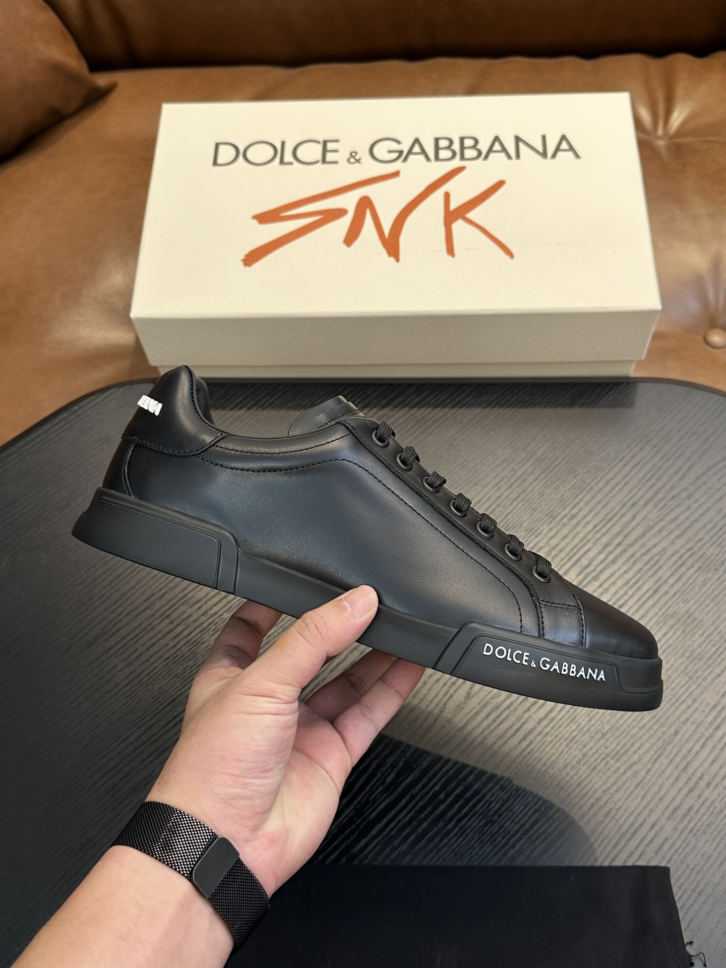 NO:351526,Dolce&Gabbana DG Cushion Calfskin low top sneakers This sneaker is made of imported calfskin, contrasting trim, round toe, front lace-up, foamed outsole, insole with logo. Size 39-44, custom (38, 45, 46, 47), Dolce&Gabbana, sneakers, cowhide19860909Dolce&Gabbana DG Cushion 小牛皮低帮运动鞋 本款运动鞋采用进口小牛皮、对比边饰、圆头、正面系带、发泡大底、鞋垫饰有标志. 码数39-44,定（38,45,46,47定做）,,Dolce&Gabbana,sneakers,cowhide,Men's shoes
