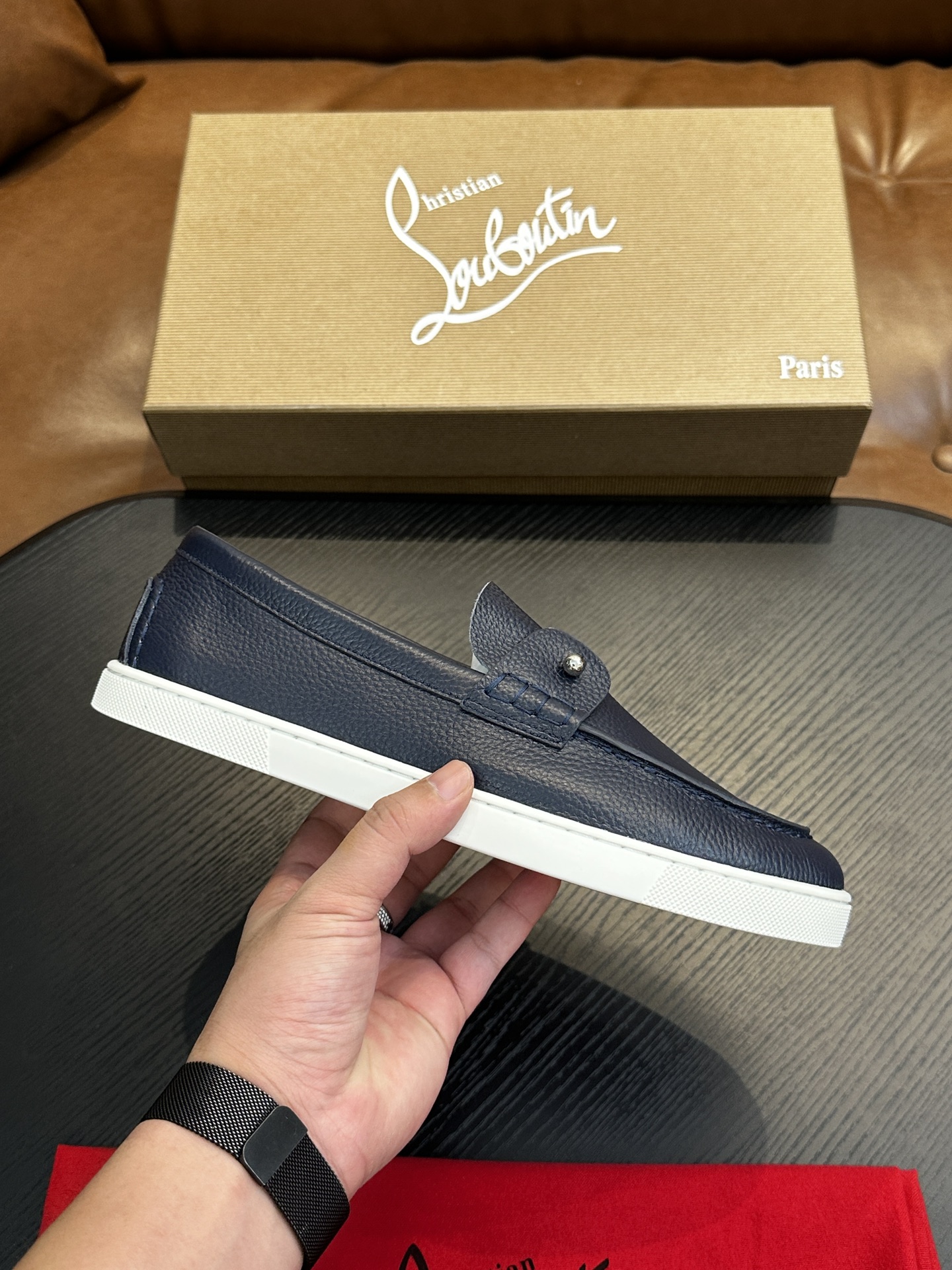 NO:341046,Christian Louboutin (red sole shoes) Italian men's casual shoes shipped!  Each pair of shoes from this Italian pure handmade shoe brand is simple and classic, and it is very comfortable and versatile on the feet!  This upper is made of imported cowhide, with high-end and comfortable cowhide inner lining!  The outsole is made of original rubber backsheet combination, with cowhide inner lining!  Brand-specific mold opening foot bed, exclusive private mold controllable! Original box packaging, equipped with shoe storage bag!  39 40 41 42 43 44 (38 45 46 customized), CL leather shoes, christian louboutin, cowhide19860909Christian Louboutin（红底鞋）意大利男士休闲板鞋出货！这个意大利纯手工鞋履品牌的每一双鞋设计简洁经典,上脚非常舒适百搭！ 此款鞋面面料采用进囗牛皮,高档舒适牛皮内里！大底采用原版橡胶底片组合成型,牛皮内里！品牌专用开模脚床,独家私模可控!原盒包装,配鞋履收纳袋！39 40 41 42 43 44（38 45 46定做）,CL皮鞋,christian louboutin,cowhide,Men's shoes