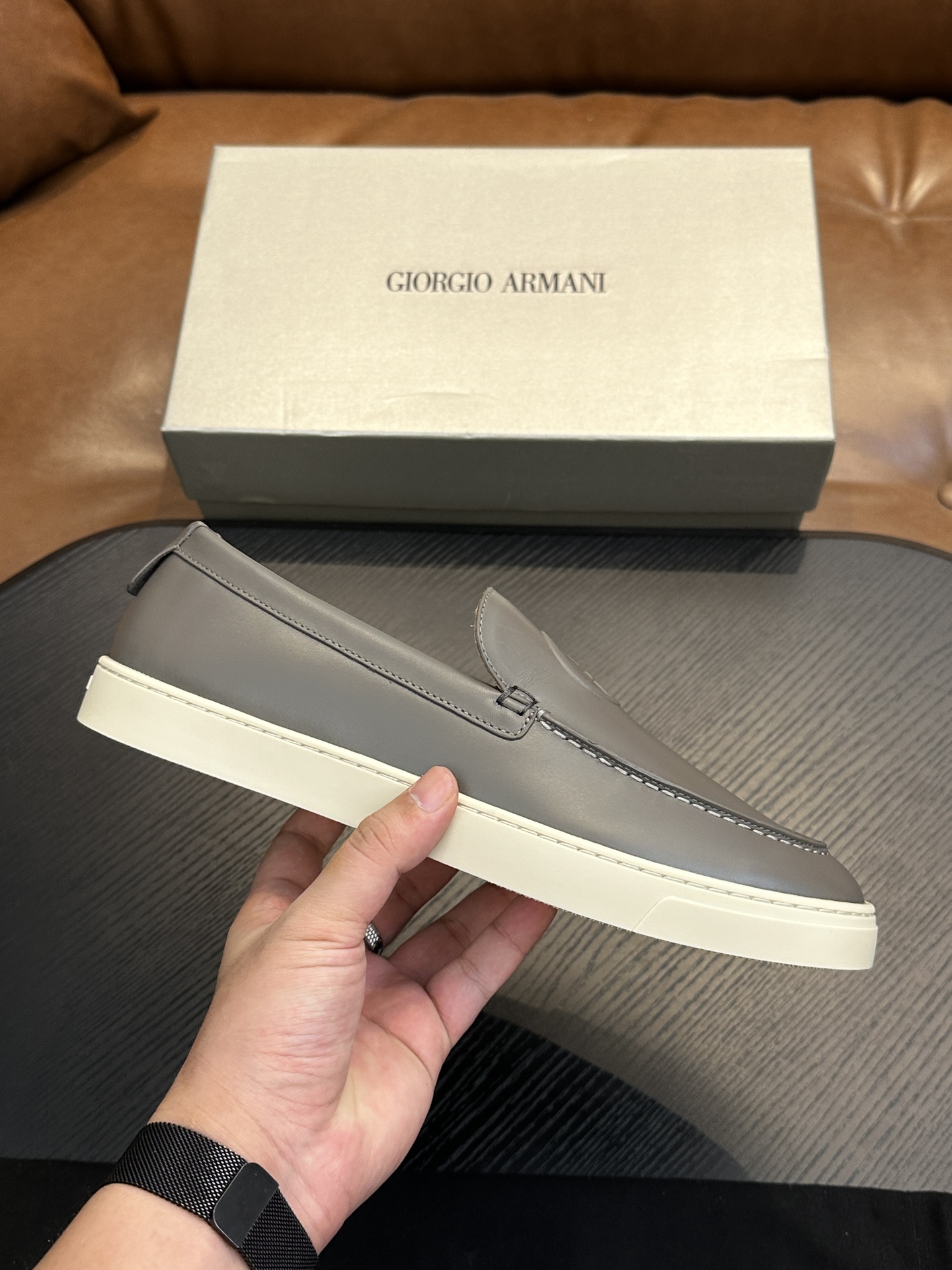 NO:342029,【New Model】GIORGIOARMANI (George Armani main line) Suede contrasting heel sneakers This GIORGIOARMANI casual shoes create a comfortable and lightweight feeling. They are made of soft suede calfskin, and are made of smooth leather with obvious exterior, with detailed design of rear pull tabs and comfortable rubber soles, interpreting the classic Italian style and being equipped with simple and fashionable charm.  1: The fabric is fully imported Italian beef suede leather and paired with toe, fashionable and casual. The inner lining is apricot color calf leather, the insole is synchronized, the insole is opened, the special brand insole plus printed font, the midsole is made of Labon last, the midsole uses all calf leather, pressed with the brand logo, which is the luxury and material you can see. The outsole uses private molded rubber original color outsole, professional and formal export standard production, the anti-slip and wear resistance index meets the standards, the outsole heel has a brand trademark, and the bottom flower adopts textured grip effect. Size 39/40/41/42/43/44, leather shoe size shipped!  ,Armani casual shoes,armani,armani,sneakers,cowhide19860909【新款】GIORGIOARMANI（乔治阿玛尼主线）绒面革撞色后跟运动鞋 此款GIORGIOARMANI休闲鞋打造舒适轻盈的穿着感受,由柔软的绒面革小牛皮制成,采用光滑皮革,外露明显,后拉袢和舒适橡胶鞋底的细节设计,诠释意式经典风范,搭载简约的时尚魅力. 1:面料全进口意大利牛绒面皮搭配鞋头,时尚休闲一体.内里杏色小牛皮内里,鞋垫同步,打开鞋垫,专用品牌鞋垫加印刷字体,中底是拉邦套楦做法,中底采用全小牛皮,压有品牌LOGO,是你看的见的奢华和用料.大底采用私模橡胶本色大底,专业正规出口标准生产,防滑耐磨指数达标,大底后跟带有品牌商标,底花采用纹理抓地效果.码数 39/40/41/42/43/44,皮鞋号出货！,阿玛尼 休闲鞋,armani,armani,sneakers,cowhide,Men's shoes