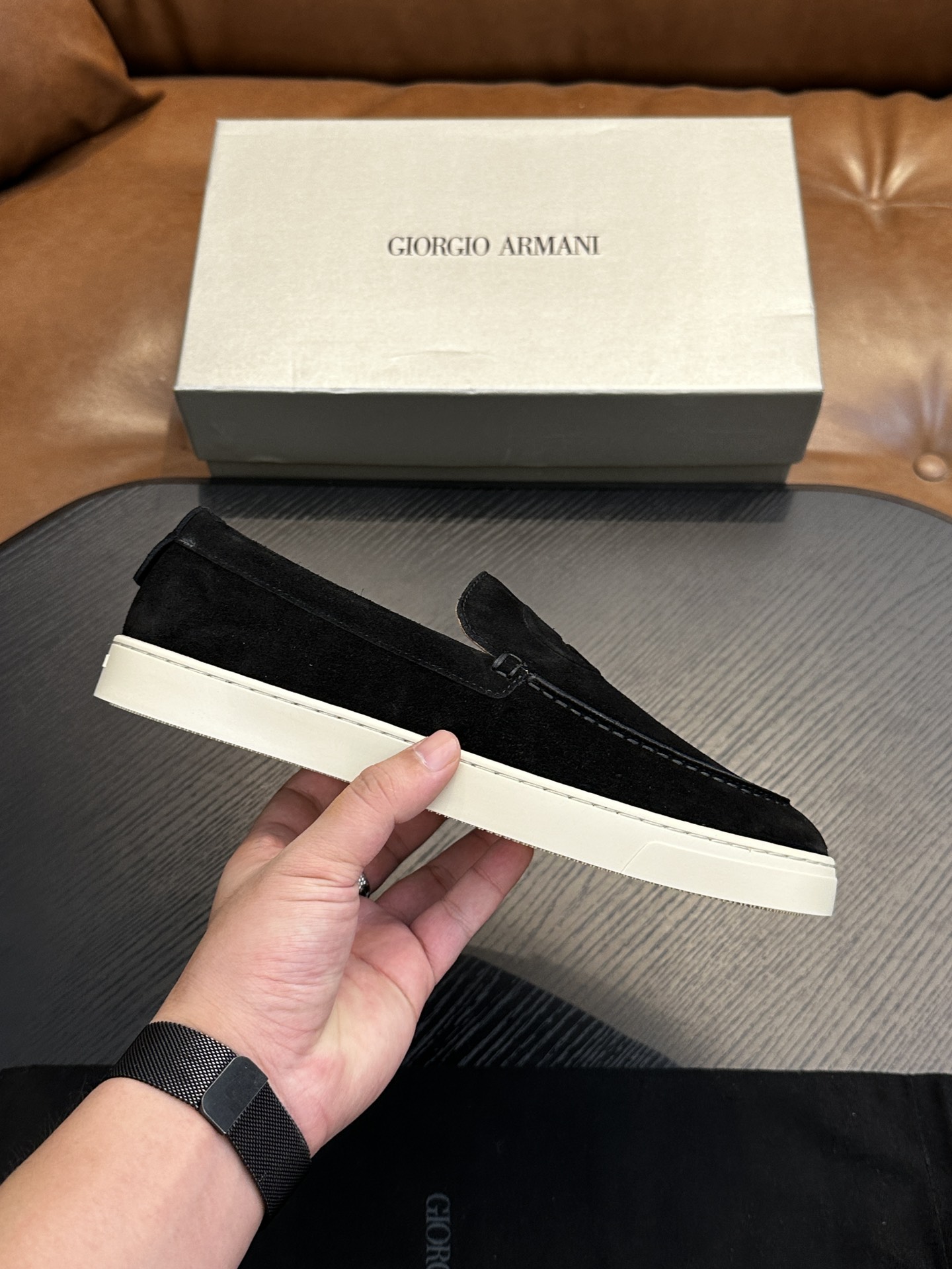 NO:341081,【New Model】GIORGIOARMANI (George Armani main line) Suede contrasting heel sneakers This GIORGIOARMANI casual shoes create a comfortable and lightweight feeling. They are made of soft suede calfskin, and are made of smooth leather with obvious exterior, with detailed design of rear pull tabs and comfortable rubber soles, interpreting the classic Italian style and being equipped with simple and fashionable charm.  1: The fabric is fully imported Italian beef suede leather and paired with toe, which is fashionable and casual. The inner lining is apricot color calf leather, the insole is synchronized, the insole is opened, the special brand insole plus the printed font, the midsole is made of Labon last, the midsole uses all calf leather, pressed with the brand logo, which is the luxury and material you can see. The outsole uses private molded rubber original color outsole, professional and formal export standard production, the anti-slip and wear resistance index meets the standards, the outsole heel has a brand trademark, and the bottom flower adopts textured grip effect. Size 39/40/41/42/43/44, leather shoe size shipped!  ,Armani casual shoes,armani,armani,sneakers,cowhide19860909【新款】GIORGIOARMANI（乔治阿玛尼主线）绒面革撞色后跟运动鞋 此款GIORGIOARMANI休闲鞋打造舒适轻盈的穿着感受,由柔软的绒面革小牛皮制成,采用光滑皮革,外露明显,后拉袢和舒适橡胶鞋底的细节设计,诠释意式经典风范,搭载简约的时尚魅力. 1:面料全进口意大利牛绒面皮搭配鞋头,时尚休闲一体.内里杏色小牛皮内里,鞋垫同步,打开鞋垫,专用品牌鞋垫加印刷字体,中底是拉邦套楦做法,中底采用全小牛皮,压有品牌LOGO,是你看的见的奢华和用料.大底采用私模橡胶本色大底,专业正规出口标准生产,防滑耐磨指数达标,大底后跟带有品牌商标,底花采用纹理抓地效果.码数 39/40/41/42/43/44,皮鞋号出货！,阿玛尼 休闲鞋,armani,armani,sneakers,cowhide,Men's shoes