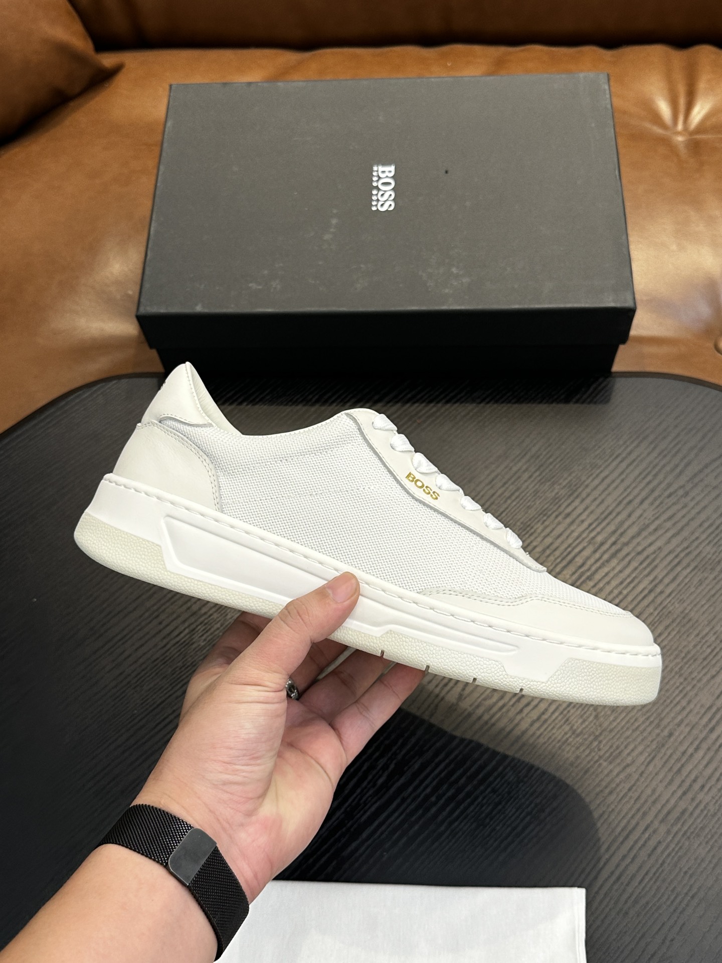 NO:341338,BOSS men's new leather casual shoes for foot cover are shipped!  It is carefully made of imported lychee pattern calf leather, soft, delicate and shiny leather, upper leather tassel pendant decoration, delicate and even handmade mark wiring, classic casual style, anti-slip wear-resistant rubber sole, light and comfortable, foot design is matched with soft cowhide inner lining and foot pads, comfortable and breathable on the upper foot, and is equipped with dust bags with original box packaging!  Size 39-40-41-42-43-44 (45.46 customized) standard leather shoes size, BOOS casual shoes, cowhide19860909BOSS男士新款套脚皮革休闲板鞋出货！ 选用进口荔枝纹小牛皮精心制作,皮质柔软细腻有光泽,鞋面皮革流苏吊坠装饰,细致均匀的手工马克走线,经典休闲版型,防滑耐磨橡胶大底,轻便舒适,套脚设计搭配柔软牛皮内里及垫脚,上脚舒适透气,配原盒包装防尘袋！ 尺码39-40-41-42-43-44（45.46订做）标准皮鞋码数,BOOS 休闲鞋,cowhide,Men's shoes