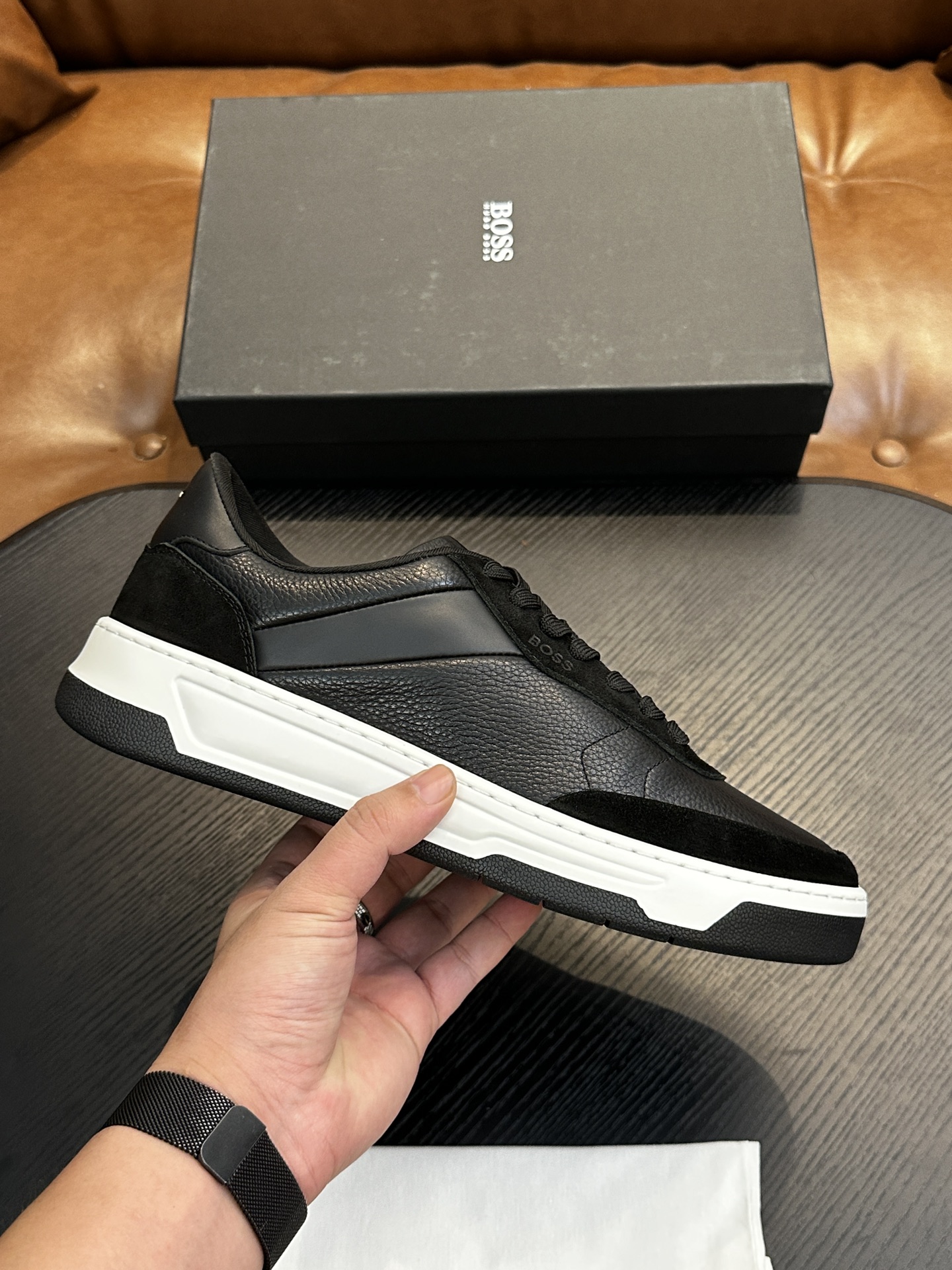 NO:341323,BOSS men's new leather casual shoes for foot cover are shipped!  It is carefully made of imported lychee pattern calf leather, soft, delicate and shiny leather, upper leather tassel pendant decoration, delicate and even handmade mark wiring, classic casual style, anti-slip wear-resistant rubber sole, light and comfortable, foot design is matched with soft cowhide inner lining and foot pads, comfortable and breathable on the upper foot, and is equipped with dust bags with original box packaging!  Size 39-40-41-42-43-44 (45.46 customized) standard leather shoes size, BOOS casual shoes, cowhide19860909BOSS男士新款套脚皮革休闲板鞋出货！ 选用进口荔枝纹小牛皮精心制作,皮质柔软细腻有光泽,鞋面皮革流苏吊坠装饰,细致均匀的手工马克走线,经典休闲版型,防滑耐磨橡胶大底,轻便舒适,套脚设计搭配柔软牛皮内里及垫脚,上脚舒适透气,配原盒包装防尘袋！ 尺码39-40-41-42-43-44（45.46订做）标准皮鞋码数,BOOS 休闲鞋,cowhide,Men's shoes