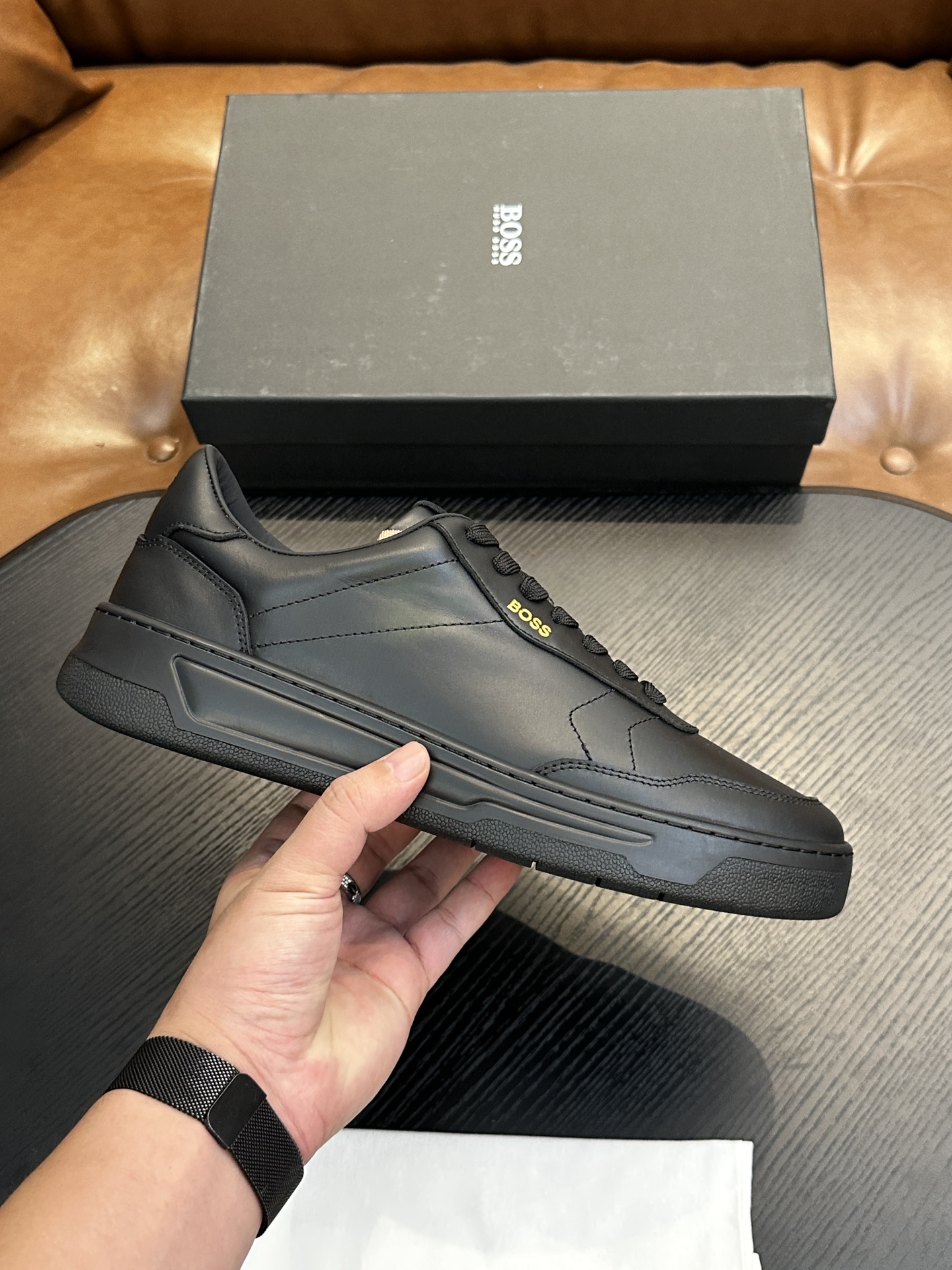 NO:575572,BOSS men's new slip-on leather casual sneakers are now available!  Carefully crafted from imported pebbled calfskin, the leather is soft, delicate and shiny, with leather tassel pendant decoration on the upper, meticulous and even handmade mark routing, classic casual style, non-slip and wear-resistant rubber outsole, light and comfortable, foot set design with soft cowhide lining and feet, the upper foot is comfortable and breathable, and comes with a dust bag packed in the original box!  Size 39-40-41-42-43-44 (45.46 customized) standard leather shoe size, BOOS casual shoes, cowhide19860909BOSS男士新款套脚皮革休闲板鞋出货！ 选用进口荔枝纹小牛皮精心制作,皮质柔软细腻有光泽,鞋面皮革流苏吊坠装饰,细致均匀的手工马克走线,经典休闲版型,防滑耐磨橡胶大底,轻便舒适,套脚设计搭配柔软牛皮内里及垫脚,上脚舒适透气,配原盒包装防尘袋！ 尺码39-40-41-42-43-44（45.46订做）标准皮鞋码数,BOOS 休闲鞋,cowhide,Men's shoes