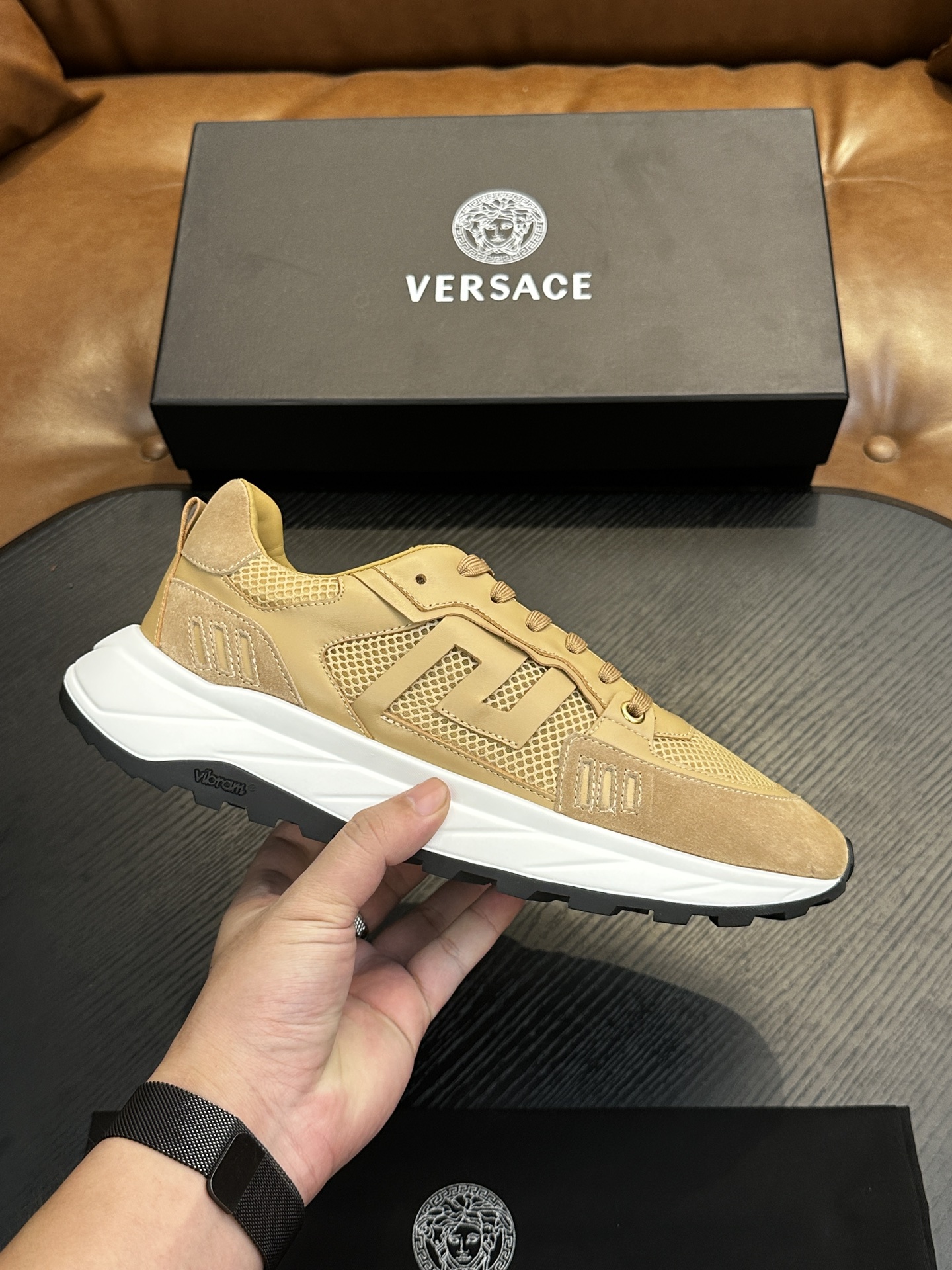 NO:341188,Versac (Versace) Italian men's casual shoes shipped!  Each pair of shoes from this Italian pure handmade shoe brand is simple and classic, and it is very comfortable and versatile on the feet!  This upper is made of imported cowhide, with high-end and comfortable cowhide inner lining!  The outsole is made of original rubber backsheet combination, with cowhide inner lining!  Brand-specific mold opening foot bed, exclusive private mold controllable! Original box packaging, equipped with shoe storage bag!  39 40 41 42 43 44 (38 45 46 customized), Versace casual shoes, versace, versace, cowhide19860909Versac(范思哲）意大利男士休闲板鞋出货！这个意大利纯手工鞋履品牌的每一双鞋设计简洁经典,上脚非常舒适百搭！ 此款鞋面面料采用进囗牛皮,高档舒适牛皮内里！大底采用原版橡胶底片组合成型,牛皮内里！品牌专用开模脚床,独家私模可控!原盒包装,配鞋履收纳袋！39 40 41 42 43 44（38 45 46定做）,范思哲 休闲鞋,versace,versace,cowhide,Men's shoes