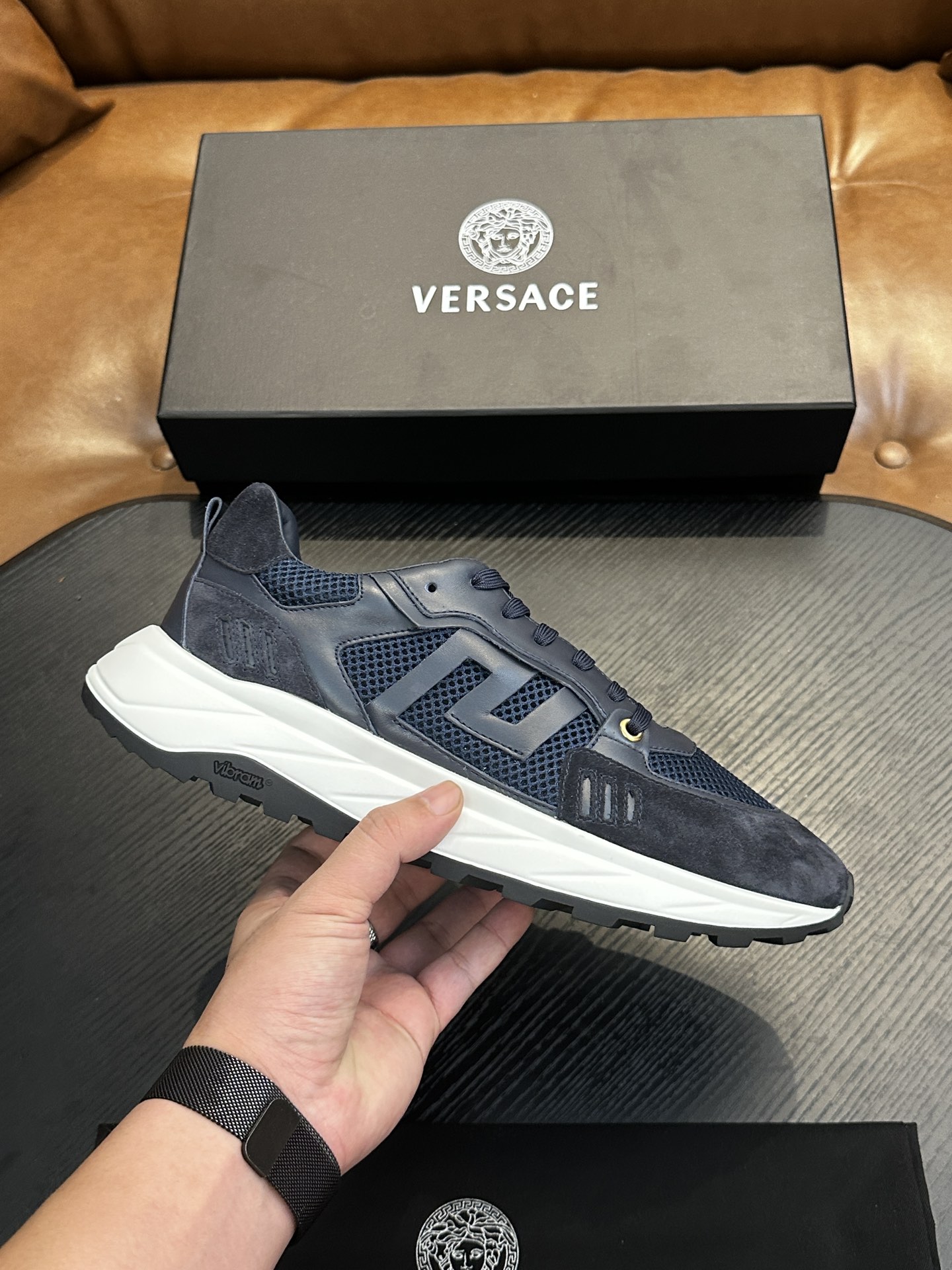 NO:341203,Versac (Versace) Italian men's casual shoes shipped!  Each pair of shoes from this Italian pure handmade shoe brand is simple and classic, and it is very comfortable and versatile on the feet!  This upper is made of imported cowhide, with high-end and comfortable cowhide inner lining!  The outsole is made of original rubber backsheet combination, with cowhide inner lining!  Brand-specific mold opening foot bed, exclusive private mold controllable! Original box packaging, equipped with shoe storage bag!  39 40 41 42 43 44 (38 45 46 customized), Versace casual shoes, versace, versace, cowhide19860909Versac(范思哲）意大利男士休闲板鞋出货！这个意大利纯手工鞋履品牌的每一双鞋设计简洁经典,上脚非常舒适百搭！ 此款鞋面面料采用进囗牛皮,高档舒适牛皮内里！大底采用原版橡胶底片组合成型,牛皮内里！品牌专用开模脚床,独家私模可控!原盒包装,配鞋履收纳袋！39 40 41 42 43 44（38 45 46定做）,范思哲 休闲鞋,versace,versace,cowhide,Men's shoes