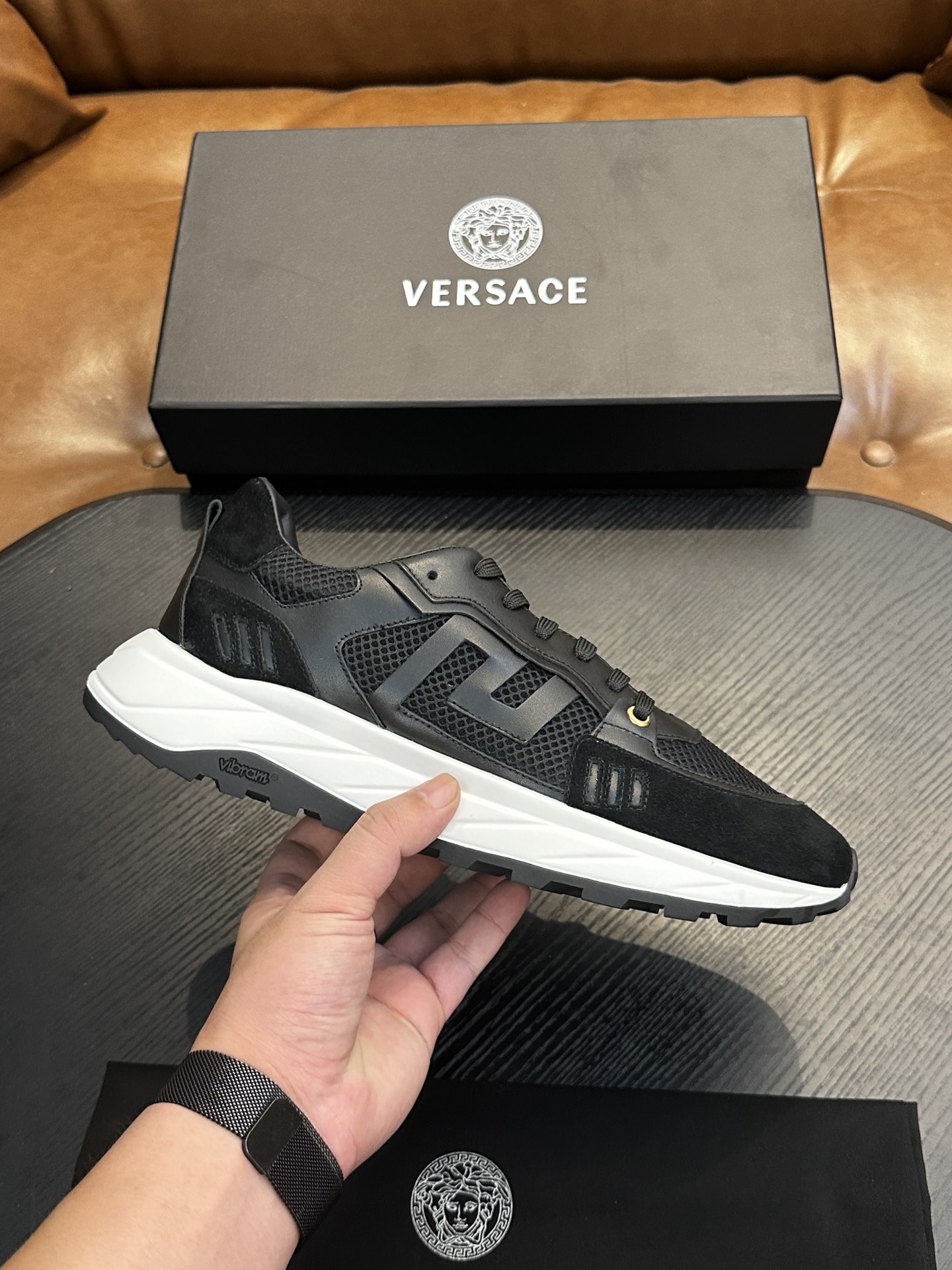 NO:353927,Versac (Versace) Italian men's casual shoes shipped!  Each pair of shoes from this Italian pure handmade shoe brand is simple and classic, and it is very comfortable and versatile on the feet!  This upper is made of imported cowhide, with high-end and comfortable cowhide inner lining!  The outsole is made of original rubber backsheet combination, with cowhide inner lining!  Brand-specific mold opening foot bed, exclusive private mold controllable! Original box packaging, equipped with shoe storage bag!  39 40 41 42 43 44 (38 45 46 Custom made), versace, versace, cowhide19860909Versac(范思哲）意大利男士休闲板鞋出货！这个意大利纯手工鞋履品牌的每一双鞋设计简洁经典,上脚非常舒适百搭！ 此款鞋面面料采用进囗牛皮,高档舒适牛皮内里！大底采用原版橡胶底片组合成型,牛皮内里！品牌专用开模脚床,独家私模可控!原盒包装,配鞋履收纳袋！39 40 41 42 43 44（38 45 46定做）,,versace,versace,cowhide,Men's shoes