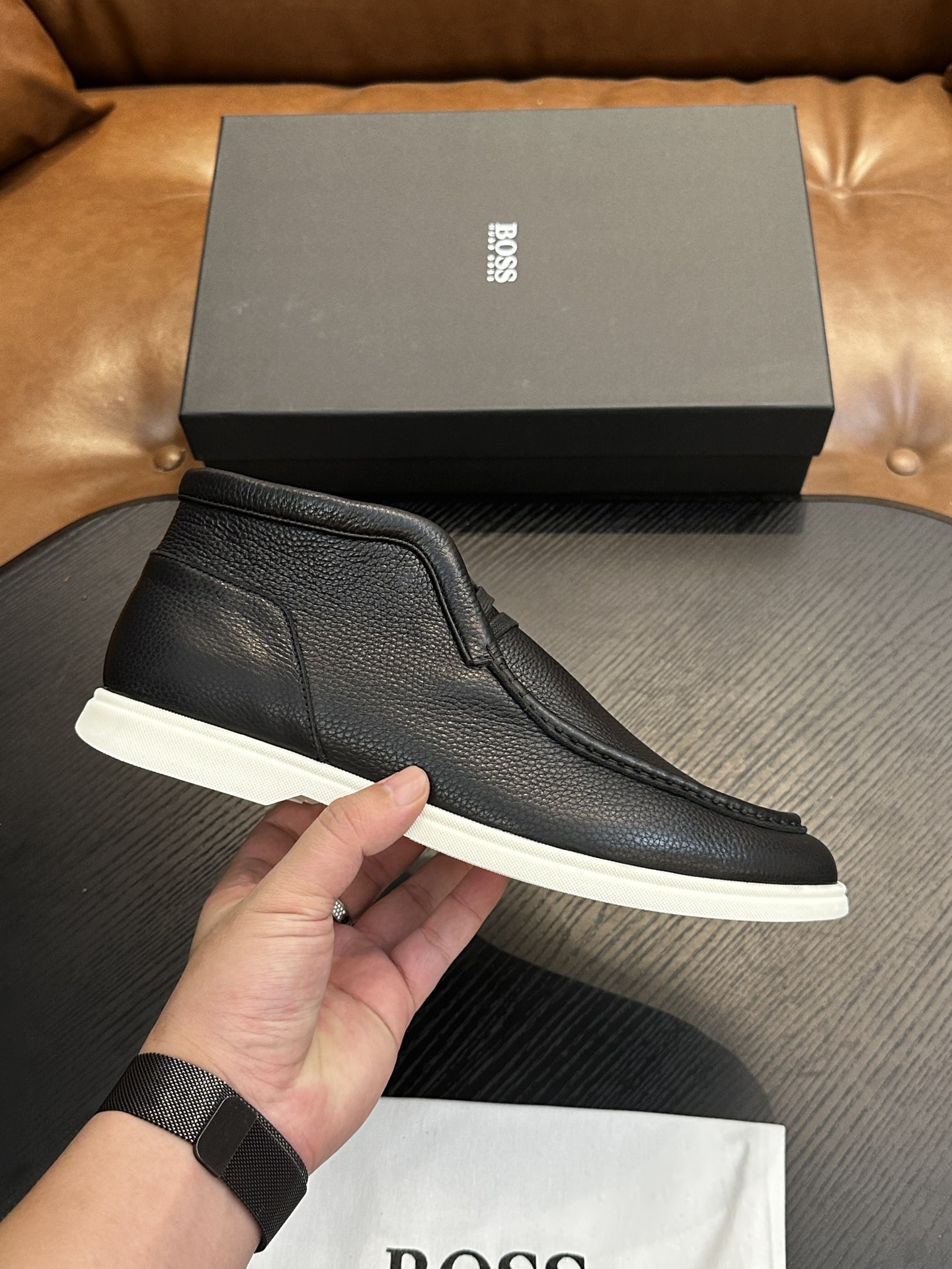 NO:341386,BOSS men's new leather casual shoes for foot cover are shipped!  It is carefully made of imported lychee pattern calf leather, soft, delicate and shiny leather, upper leather tassel pendant decoration, delicate and even handmade mark wiring, classic casual style, anti-slip wear-resistant rubber sole, light and comfortable, foot design is matched with soft cowhide inner lining and foot pads, comfortable and breathable on the upper foot, and is equipped with a dust bag with original box packaging!  Size 39-40-41-42-43-44 (45.46 customized) standard leather shoes size, BOOS casual shoes, cowhide19860909BOSS男士新款套脚皮革休闲板鞋出货！ 选用进口荔枝纹小牛皮精心制作,皮质柔软细腻有光泽,鞋面皮革流苏吊坠装饰,细致均匀的手工马克走线,经典休闲版型,防滑耐磨橡胶大底,轻便舒适,套脚设计搭配柔软牛皮内里及垫脚,上脚舒适透气,配原盒包装防尘袋！ 尺码39-40-41-42-43-44（45.46订做）标准皮鞋码数,BOOS 休闲鞋,cowhide,Men's shoes