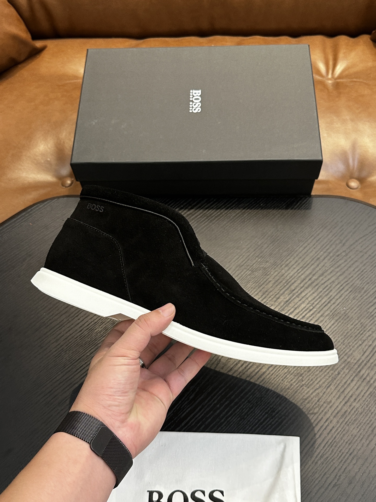 NO:341479,BOSS men's new leather casual shoes for foot cover are shipped!  It is carefully made of imported lychee pattern calf leather, soft, delicate and shiny leather, upper leather tassel pendant decoration, delicate and even handmade mark wiring, classic casual style, anti-slip wear-resistant rubber sole, light and comfortable, foot design is matched with soft cowhide inner lining and foot pads, comfortable and breathable on the upper foot, and is equipped with a dust bag with original box packaging!  Size 39-40-41-42-43-44 (45.46 customized) standard leather shoes size, BOOS casual shoes, cowhide19860909BOSS男士新款套脚皮革休闲板鞋出货！ 选用进口荔枝纹小牛皮精心制作,皮质柔软细腻有光泽,鞋面皮革流苏吊坠装饰,细致均匀的手工马克走线,经典休闲版型,防滑耐磨橡胶大底,轻便舒适,套脚设计搭配柔软牛皮内里及垫脚,上脚舒适透气,配原盒包装防尘袋！ 尺码39-40-41-42-43-44（45.46订做）标准皮鞋码数,BOOS 休闲鞋,cowhide,Men's shoes