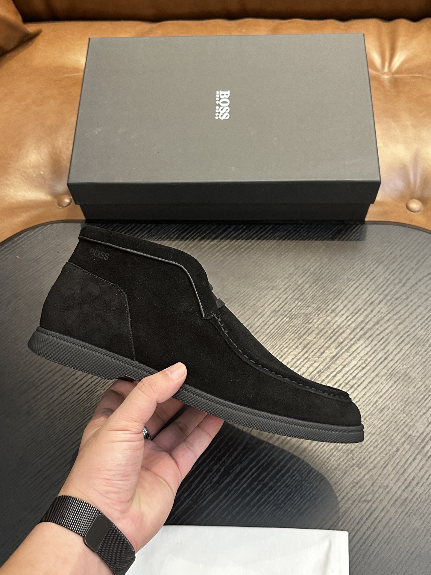 NO:348385,BOSS men's new leather casual shoes for foot cover are shipped!  It is carefully made of imported lychee pattern calf leather, soft, delicate and shiny leather, upper leather tassel pendant decoration, delicate and even handmade mark wiring, classic casual style, anti-slip wear-resistant rubber sole, light and comfortable, foot design is matched with soft cowhide inner lining and foot pads, comfortable and breathable on the upper foot, and is equipped with dust bags with original box packaging!  Size 39-40-41-42-43-44 (45.46 customized) standard leather shoes size, cowhide19860909BOSS男士新款套脚皮革休闲板鞋出货！ 选用进口荔枝纹小牛皮精心制作,皮质柔软细腻有光泽,鞋面皮革流苏吊坠装饰,细致均匀的手工马克走线,经典休闲版型,防滑耐磨橡胶大底,轻便舒适,套脚设计搭配柔软牛皮内里及垫脚,上脚舒适透气,配原盒包装防尘袋！ 尺码39-40-41-42-43-44（45.46订做）标准皮鞋码数,,cowhide,Men's shoes