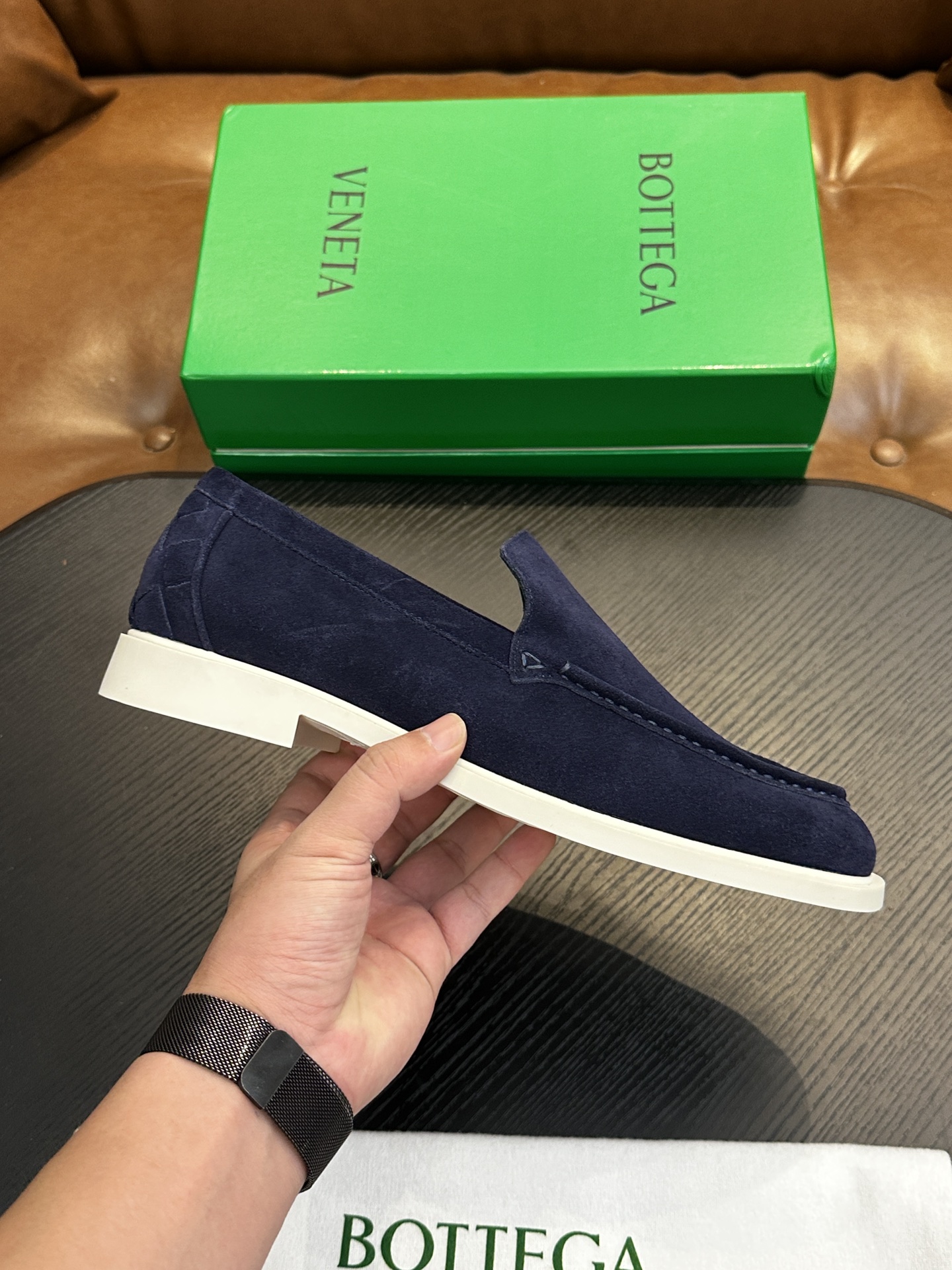 NO:341469,Bottega Veneta is implicit and meticulous, knows how to appreciate, and represents confidence, elegance and loyalty to its own style. This BV foot-style fashionable retro leather shoes, rookie Loafer men's shoes, heavy-duty, is the main model of Z cabinet. The upper is made of water-washed horse leather craftsmanship, simple and generous, inner lining + insole cowhide, mid-layer leather sole, stacked EVA foamed pore wear-resistant bottom sheet, the sole comes with Viaram brand logo, anti-slip and wear-resistant, flexible and light, strong sense of layering, presents a simple and luxurious effect, Goodyear craftsmanship, car Oxford thread stitching, never fall off the bottom, durable, British style, real leather shoes size: 39/40/41/42/43/44 Black Original box packaging + dust bag, BV casual shoes, bottega Veneta, bottega Veneta, loafers, cowhide19860909Bottega Veneta是含蓄细致,是懂得欣赏,是代表自信、优雅而忠于自己风格的典范. 这款BV套脚式时尚复古皮鞋 新秀乐福男鞋 重磅打造 是Z柜的主推款 鞋面采用水洗马皮工艺 简单大方 内里+鞋垫牛皮 中层皮革鞋底 层叠EVA发泡气孔耐磨底片 鞋底自带Viaram品牌logo 防滑耐磨 灵活轻巧 层次感强大 呈现简约奢华效果 固特异工艺 车牛津线缝合 永不掉底 经久耐穿 英伦风格 真材实料 皮鞋码数:39/40/41/42/43/44 黑色 原盒包装+防尘袋,BV休闲鞋,bottega veneta,bottega veneta,loafers,cowhide,Men's shoes