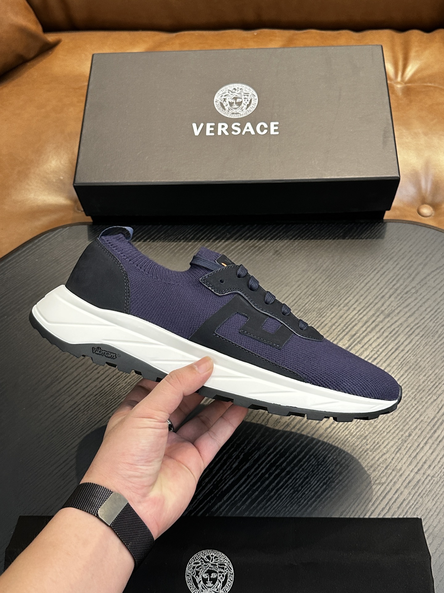 NO:341474,Versac (Versace) Italian men's casual shoes shipped!  Each pair of shoes from this Italian pure handmade shoe brand is simple and classic, and it is very comfortable and versatile on the feet!  This upper is made of imported cowhide, with high-end and comfortable cowhide inner lining!  The outsole is made of original rubber backsheet combination, with cowhide inner lining!  Brand-specific mold opening foot bed, exclusive private mold controllable! Original box packaging, equipped with shoe storage bag!  39 40 41 42 43 44 (38 45 46 customized), Versace casual shoes, versace, versace, cowhide19860909Versac(范思哲）意大利男士休闲板鞋出货！这个意大利纯手工鞋履品牌的每一双鞋设计简洁经典,上脚非常舒适百搭！ 此款鞋面面料采用进囗牛皮,高档舒适牛皮内里！大底采用原版橡胶底片组合成型,牛皮内里！品牌专用开模脚床,独家私模可控!原盒包装,配鞋履收纳袋！39 40 41 42 43 44（38 45 46定做）,范思哲 休闲鞋,versace,versace,cowhide,Men's shoes