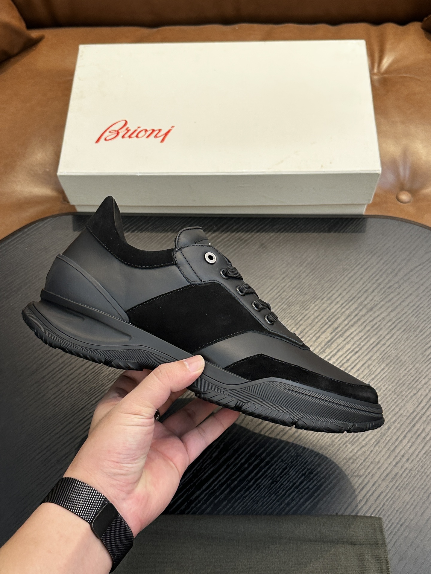 NO:348332,Brioni official website synchronized men's sneakers｜Mixed material running shoes｜Integrated design Brioni sewing label｜Fused Napa leather side straps and brand classic legion stripes｜This running shoes are handmade in Italy｜Lightweight combination soft sole creates elegant and extraordinary shape Size39-44 (customized for 38.45.46),,sneakers19860909Brioni 官网同步男士运动鞋｜混合材质跑步鞋｜一体式设计Brioni缝纫标签｜融合纳帕皮侧饰带和品牌经典军团条纹｜这款跑步鞋在意大利手工精制而成｜轻质组合软底 打造高雅不凡造型  Size39-44（38.45.46定做）,,sneakers,Men's shoes