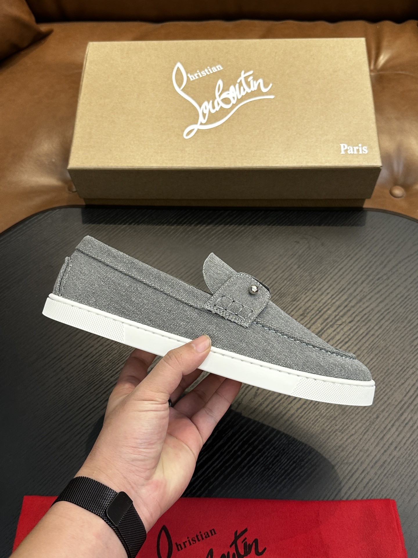 NO:341553,Christian Louboutin (red sole shoes) Italian men's casual shoes shipped!  Each pair of shoes from this Italian pure handmade shoe brand is simple and classic, and it is very comfortable and versatile on the feet!  This upper is made of imported cowhide, with high-end and comfortable cowhide inner lining!  The outsole is made of original rubber backsheet combination, with cowhide inner lining!  Brand-specific mold opening foot bed, exclusive private mold controllable! Original box packaging, equipped with shoe storage bag!  39 40 41 42 43 44 (38 45 46 customized), christian louboutin,cowhide19860909Christian Louboutin（红底鞋）意大利男士休闲板鞋出货！这个意大利纯手工鞋履品牌的每一双鞋设计简洁经典,上脚非常舒适百搭！ 此款鞋面面料采用进囗牛皮,高档舒适牛皮内里！大底采用原版橡胶底片组合成型,牛皮内里！品牌专用开模脚床,独家私模可控!原盒包装,配鞋履收纳袋！39 40 41 42 43 44（38 45 46定做）,,christian louboutin,cowhide,Men's shoes