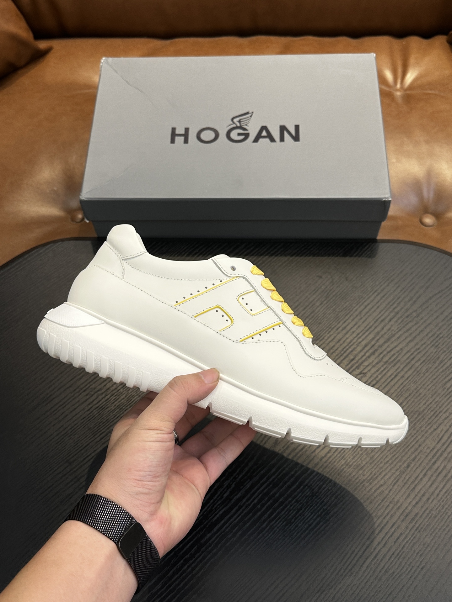 NO:341734,HOGAN H526 series sports Hi logo shoes interpret the sports trend with a new design. The upper is soft to wrap the feet. The smooth lines are incorporated into sports elements. The side trim is lightly slanted H letters. The lp and Tpu lightweight sole is interlaced with stripes. The design makes it more light and sporty. Imported calfskin. The inner foot pads are all cowhide. IP foamed sole. Light and comfortable. Size 39 40 41 42 43 44 standard leather shoes sizes, Hogan, loro piano, cowhide19860909HOGAN霍根H526系列运动Hi logo板鞋 以设计新意演绎运动风潮 鞋面柔软包裹双脚 流畅线条融入运动元素,侧边饰轻斜H字母,lp加Tpu轻质鞋底交错条纹设计更显轻盈运动活力 面料进口小牛皮 内里垫脚全牛皮 IP发泡大底 轻便舒适 码数 39 40 41 42 43 44标准皮鞋尺码,霍根,hogan,loro piana,cowhide,Men's shoes