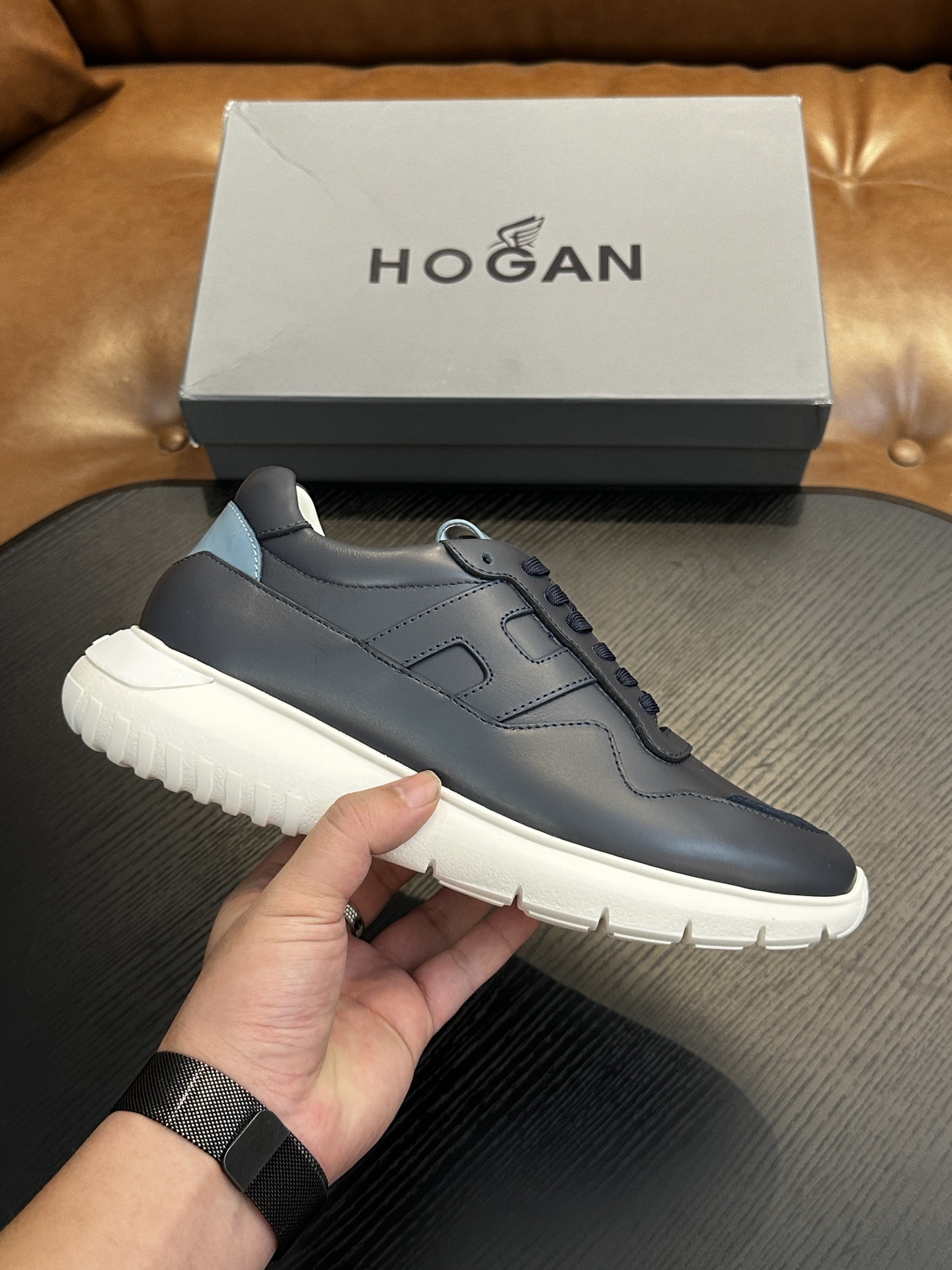 NO:341711,HOGAN H526 series sports Hi logo shoes interpret the sports trend with a new design. The upper is soft to wrap the feet. The smooth lines are incorporated into sports elements. The side trim is lightly slanted H letters. The lp and Tpu lightweight sole is interlaced with stripes. The design makes it more light and sporty. Imported calfskin. The inner foot pads are all cowhide. IP foamed sole. Light and comfortable. Size 39 40 41 42 43 44. Standard leather shoes size 1B12246, Hogan, loro piano, cowhide19860909HOGAN霍根H526系列运动Hi logo板鞋 以设计新意演绎运动风潮 鞋面柔软包裹双脚 流畅线条融入运动元素,侧边饰轻斜H字母,lp加Tpu轻质鞋底交错条纹设计更显轻盈运动活力 面料进口小牛皮 内里垫脚全牛皮 IP发泡大底 轻便舒适 码数 39 40 41 42 43 44标准皮鞋尺码 1B12246,霍根,hogan,loro piana,cowhide,Men's shoes