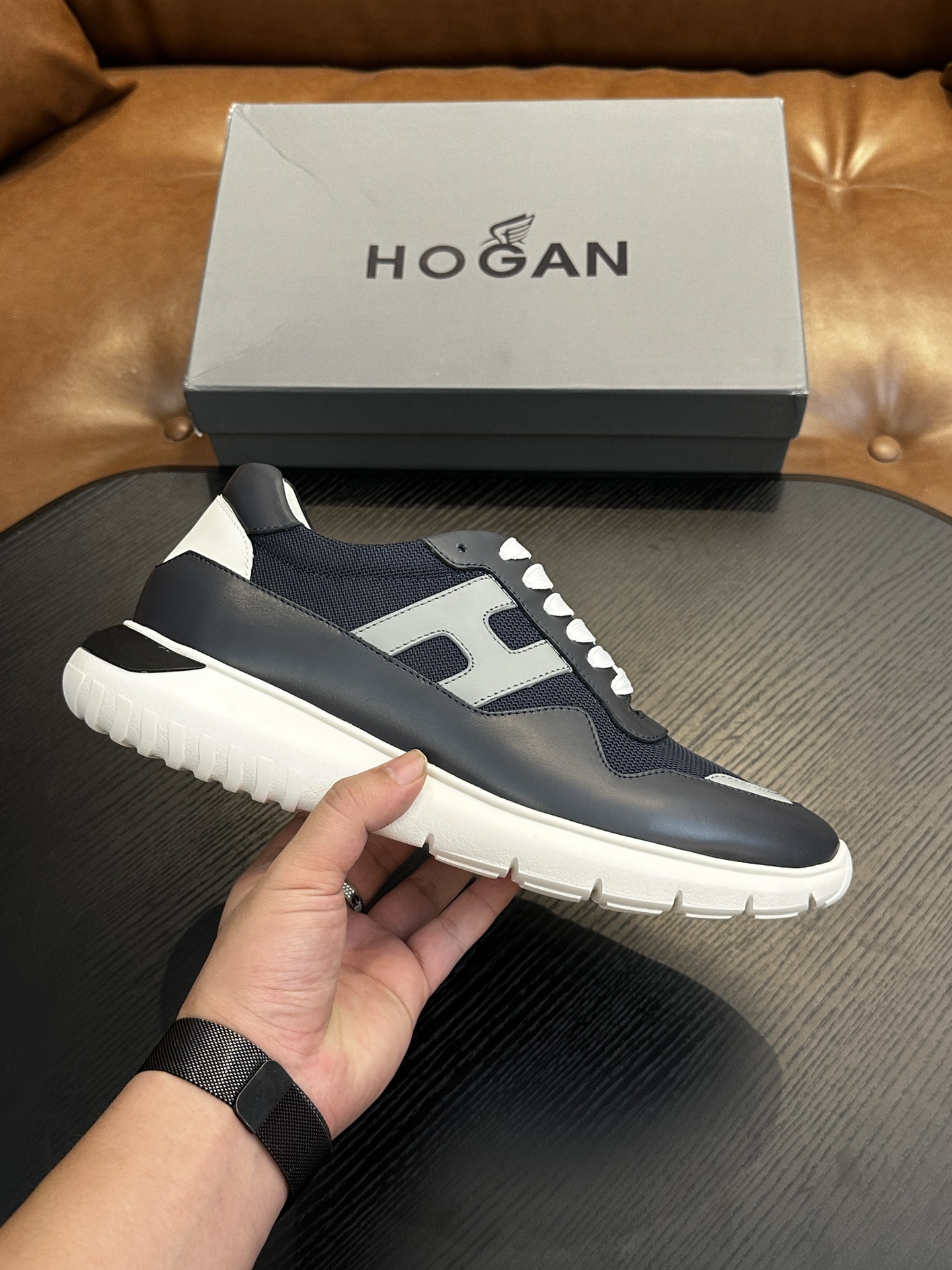 NO:341726,HOGAN H526 series sports Hi logo shoes interpret the sports trend with a new design. The upper is soft to wrap the feet. The smooth lines are incorporated into sports elements. The side trim is lightly slanted H letters. The lp and Tpu lightweight sole is interlaced with stripes. The design makes it more light and sporty. Imported calfskin. The inner foot pads are all cowhide. IP foamed sole. Light and comfortable. Size 39 40 41 42 43 44 standard leather shoes sizes, Hogan, loro piano, cowhide19860909HOGAN霍根H526系列运动Hi logo板鞋 以设计新意演绎运动风潮 鞋面柔软包裹双脚 流畅线条融入运动元素,侧边饰轻斜H字母,lp加Tpu轻质鞋底交错条纹设计更显轻盈运动活力 面料进口小牛皮 内里垫脚全牛皮 IP发泡大底 轻便舒适 码数 39 40 41 42 43 44标准皮鞋尺码,霍根,hogan,loro piana,cowhide,Men's shoes