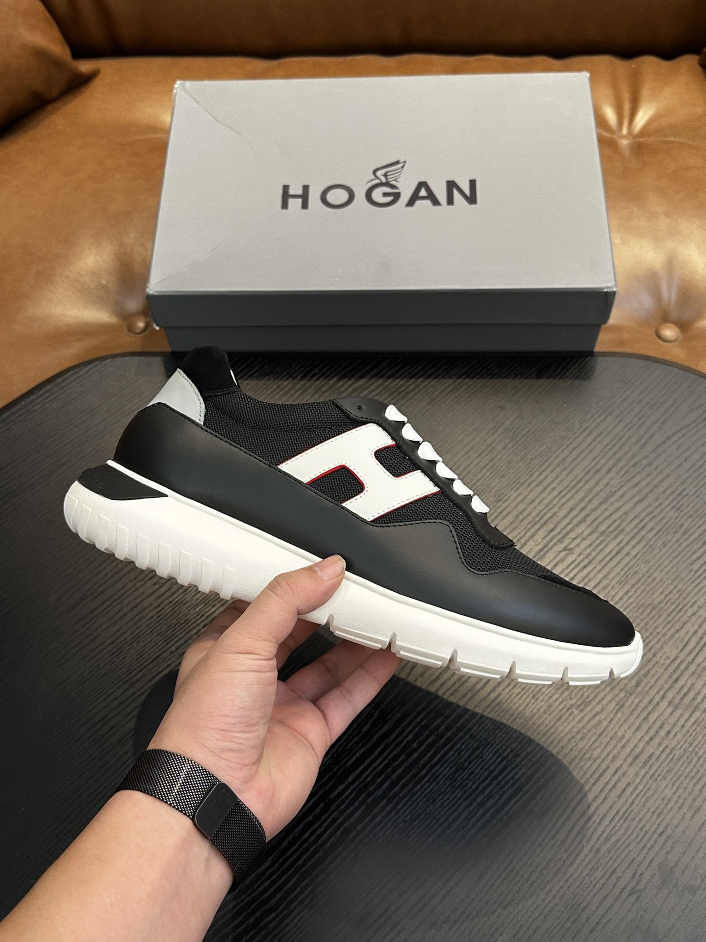 NO:341730,HOGAN H526 series sports Hi logo shoes interpret the sports trend with a new design. The upper is soft to wrap the feet. The smooth lines are incorporated into sports elements. The side trim is lightly slanted H letters. The lp and Tpu lightweight sole is interlaced with stripes. The design makes it more light and sporty. Imported calfskin. The inner foot pads are all cowhide. IP foamed sole. Light and comfortable. Size 39 40 41 42 43 44 standard leather shoes sizes, Hogan, loro piano, cowhide19860909HOGAN霍根H526系列运动Hi logo板鞋 以设计新意演绎运动风潮 鞋面柔软包裹双脚 流畅线条融入运动元素,侧边饰轻斜H字母,lp加Tpu轻质鞋底交错条纹设计更显轻盈运动活力 面料进口小牛皮 内里垫脚全牛皮 IP发泡大底 轻便舒适 码数 39 40 41 42 43 44标准皮鞋尺码,霍根,hogan,loro piana,cowhide,Men's shoes