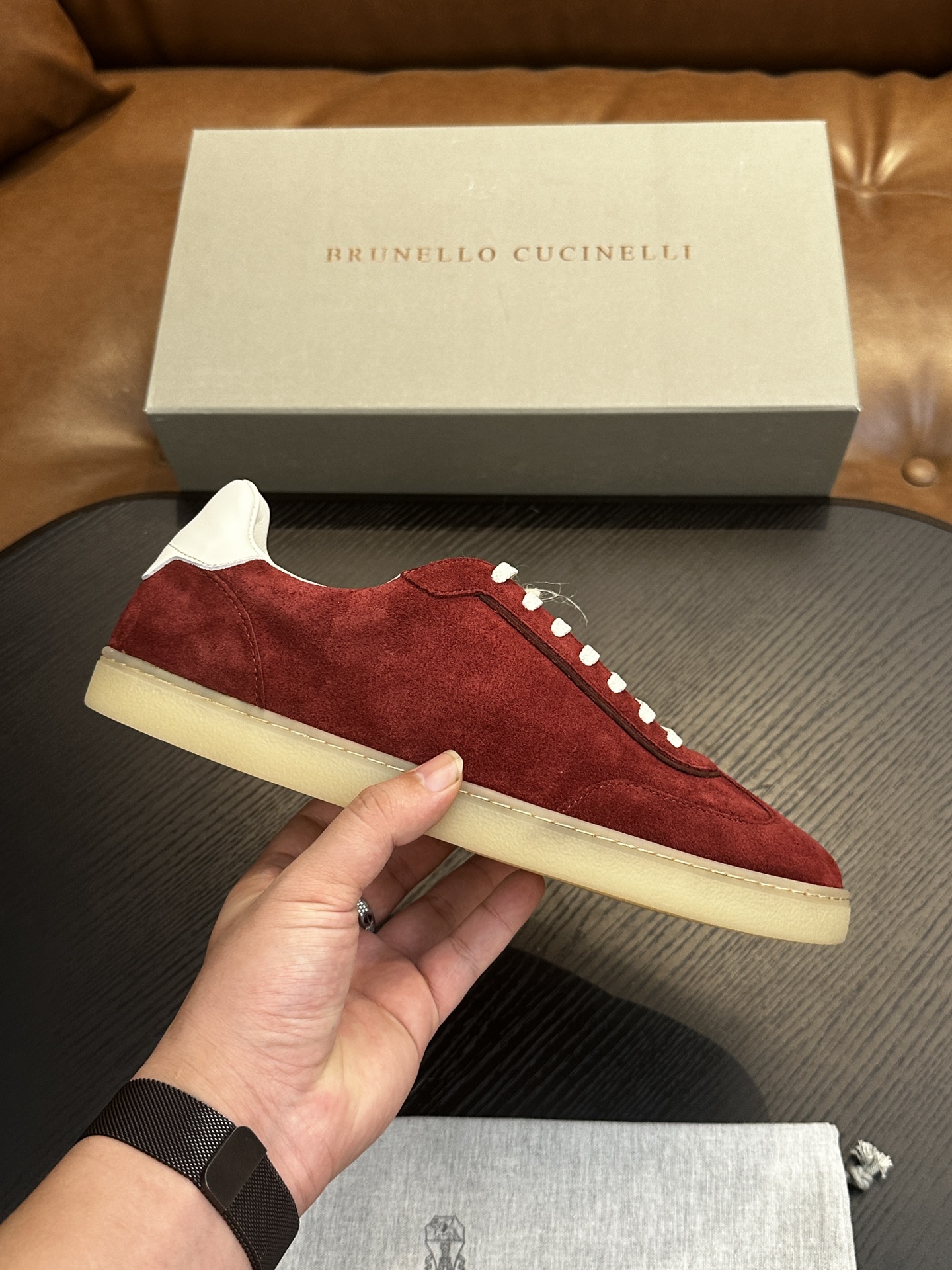 NO:341577,Brunello Cucinelli men's casual shoes The material highlights the fashionable and simple style of this rubber sole shoe. The suede texture upper is elegant and soft, combined with the rubber sole to create a flexible and light comfortable foot feeling. The upper material is made of cow slit leather, imported cow leather inner lining: cow leather inner lining Size: 39-44 (customized by 38.45.46), BC casual shoes, brunello cucinelli, cowhide19860909Brunello Cucinelli男士休闲鞋 材质彰显出这款胶底鞋的时尚、简约风格.绒面质感的鞋面雅致、柔软,结合在橡胶鞋底上,营造出灵活和轻盈的舒适脚感.帮面材质牛剖层革,进口牛皮面 内里:牛皮内里 Size:39-44（38.45.46定制）,BC休闲鞋,brunello cucinelli,cowhide,Men's shoes