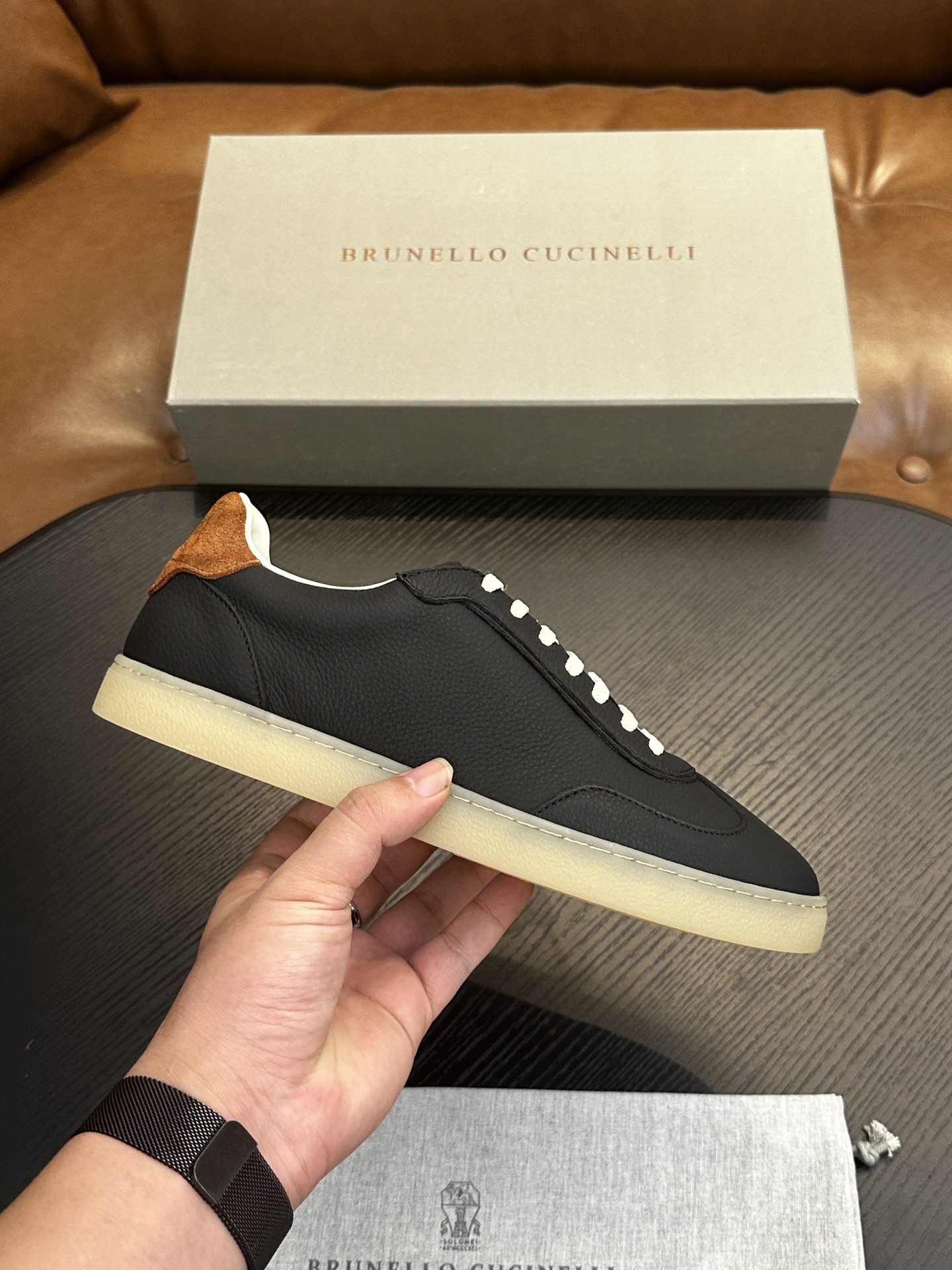 NO:341621,Brunello Cucinelli men's casual shoes material highlights the fashionable and simple style of this rubber sole shoe. The suede texture upper is elegant and soft, combined with the rubber sole to create a flexible and light comfortable foot feeling. The upper material is imported calf leather, imported cowhide inner: cowhide inner Size: 39-44 (customized by 38.45.46), BC casual shoes, brunello cucinelli, cowhide19860909Brunello Cucinelli男士休闲鞋 材质彰显出这款胶底鞋的时尚、简约风格.绒面质感的鞋面雅致、柔软,结合在橡胶鞋底上,营造出灵活和轻盈的舒适脚感.帮面材质进口小牛皮,进口牛皮面 内里:牛皮内里 Size:39-44（38.45.46定制）,BC休闲鞋,brunello cucinelli,cowhide,Men's shoes