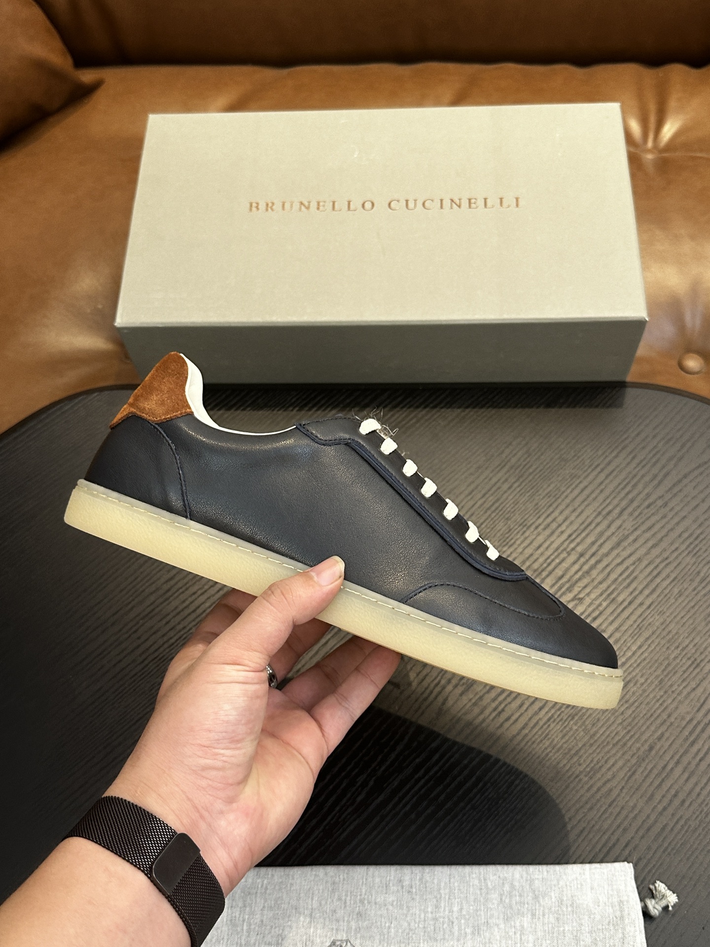 NO:348403,Brunello Cucinelli men's casual shoes The material highlights the fashionable and simple style of this rubber sole shoe. The suede texture upper is elegant and soft, combined with the rubber sole to create a flexible and light comfortable foot feeling. The upper material is imported calfskin, imported cowhide Inner: cowhide inner Size: 39-44 (customized by 38.45.46), brunello cucinelli,cowhide19860909Brunello Cucinelli男士休闲鞋 材质彰显出这款胶底鞋的时尚、简约风格.绒面质感的鞋面雅致、柔软,结合在橡胶鞋底上,营造出灵活和轻盈的舒适脚感.帮面材质进口小牛皮,进口牛皮面 内里:牛皮内里 Size:39-44（38.45.46定制）,,brunello cucinelli,cowhide,Men's shoes