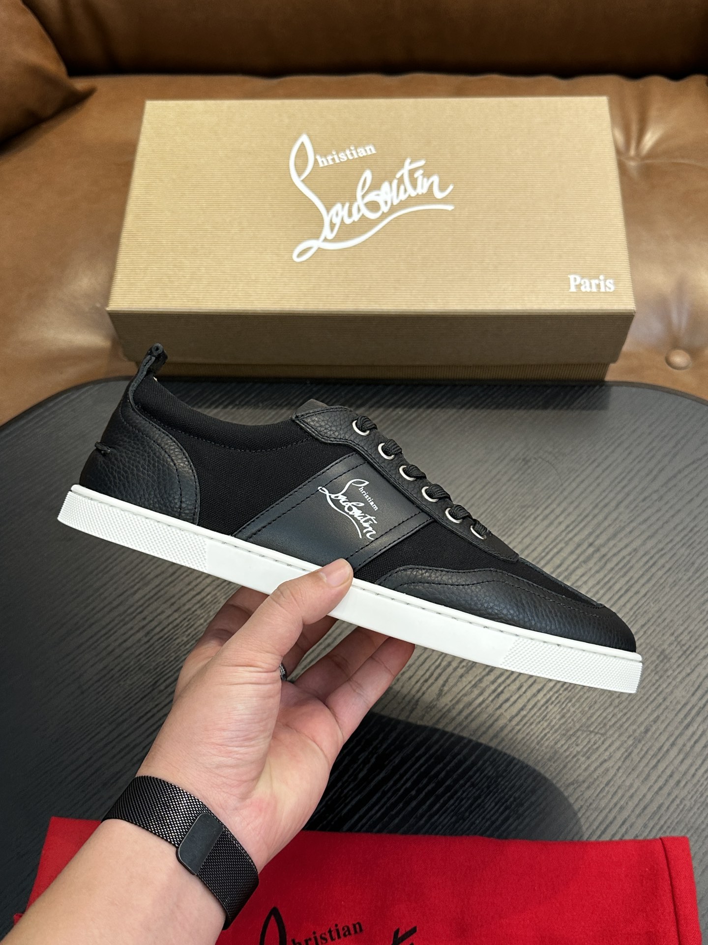 NO:341756,Christian Louboutin (red sole shoes) Italian men's casual shoes shipped!  Each pair of shoes from this Italian pure handmade shoe brand is simple and classic, and it is very comfortable and versatile on the feet!  This upper is made of imported cowhide, with high-end and comfortable cowhide inner lining!  The outsole is made of original rubber backsheet combination, with cowhide inner lining!  Brand-specific mold opening foot bed, exclusive private mold controllable! Original box packaging, equipped with shoe storage bag!  39 40 41 42 43 44 (38 45 46 customized), christian louboutin,cowhide19860909Christian Louboutin（红底鞋）意大利男士休闲板鞋出货！这个意大利纯手工鞋履品牌的每一双鞋设计简洁经典,上脚非常舒适百搭！ 此款鞋面面料采用进囗牛皮,高档舒适牛皮内里！大底采用原版橡胶底片组合成型,牛皮内里！品牌专用开模脚床,独家私模可控!原盒包装,配鞋履收纳袋！39 40 41 42 43 44（38 45 46定做）,,christian louboutin,cowhide,Men's shoes