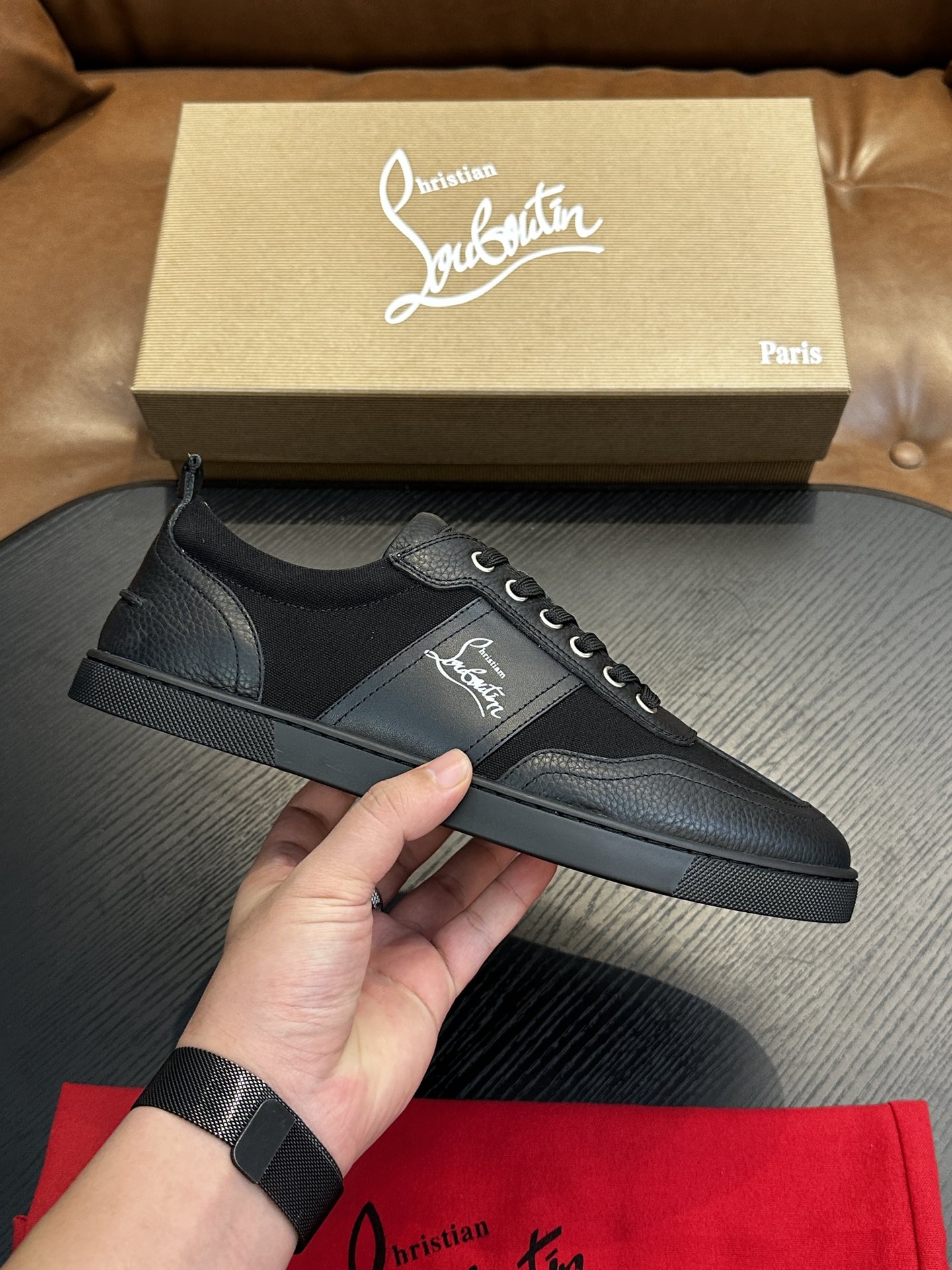 NO:352377,Christian Louboutin (red sole shoes) Italian men's casual shoes shipped!  Each pair of shoes from this Italian pure handmade shoe brand is simple and classic, and it is very comfortable and versatile on the feet!  This upper is made of imported cowhide, with high-end and comfortable cowhide inner lining!  The outsole is made of original rubber backsheet combination, with cowhide inner lining!  Brand-specific mold opening foot bed, exclusive private mold controllable! Original box packaging, equipped with shoe storage bag!  39 40 41 42 43 44 (38 45 46 customized), christian louboutin,cowhide19860909Christian Louboutin（红底鞋）意大利男士休闲板鞋出货！这个意大利纯手工鞋履品牌的每一双鞋设计简洁经典,上脚非常舒适百搭！ 此款鞋面面料采用进囗牛皮,高档舒适牛皮内里！大底采用原版橡胶底片组合成型,牛皮内里！品牌专用开模脚床,独家私模可控!原盒包装,配鞋履收纳袋！39 40 41 42 43 44（38 45 46定做）,,christian louboutin,cowhide,Men's shoes