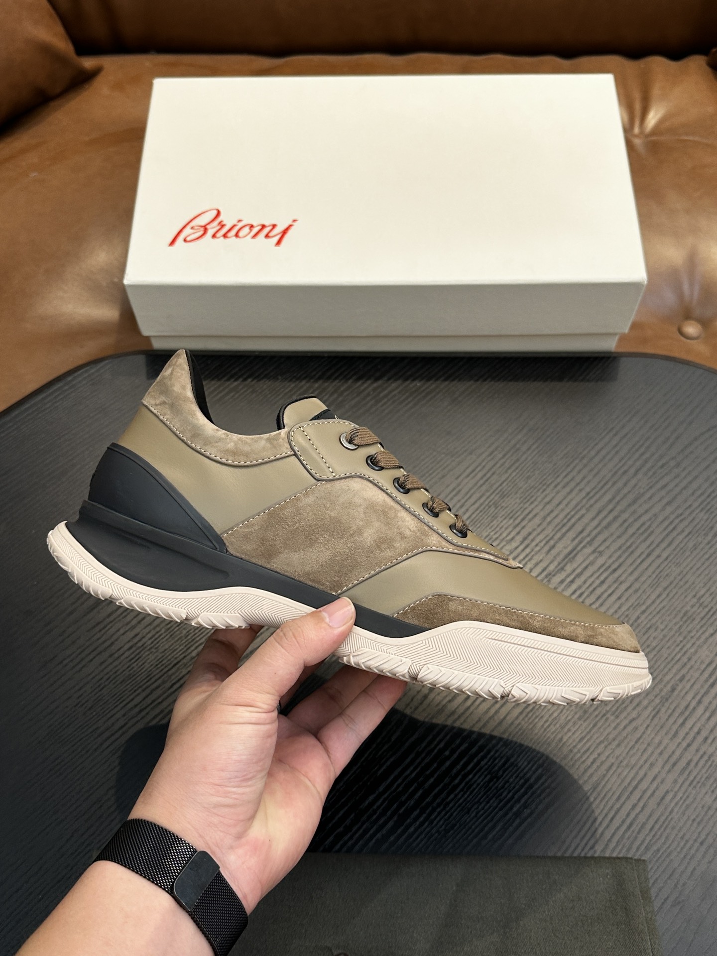 NO:341874,Brioni official website synchronized men's sneakers｜Mixed material running shoes｜Integrated design Brioni sewing label｜Fused Napa leather side straps and brand classic legion stripes｜This running shoes are handmade in Italy｜Lightweight combination soft sole creates elegant and extraordinary shape Size39-44. (customized for 38.45.46), Brioni, sneakers19860909Brioni 官网同步男士运动鞋｜混合材质跑步鞋｜一体式设计Brioni缝纫标签｜融合纳帕皮侧饰带和品牌经典军团条纹｜这款跑步鞋在意大利手工精制而成｜轻质组合软底 打造高雅不凡造型Size39-44.（38.45.46定做）,Brioni,sneakers,Men's shoes