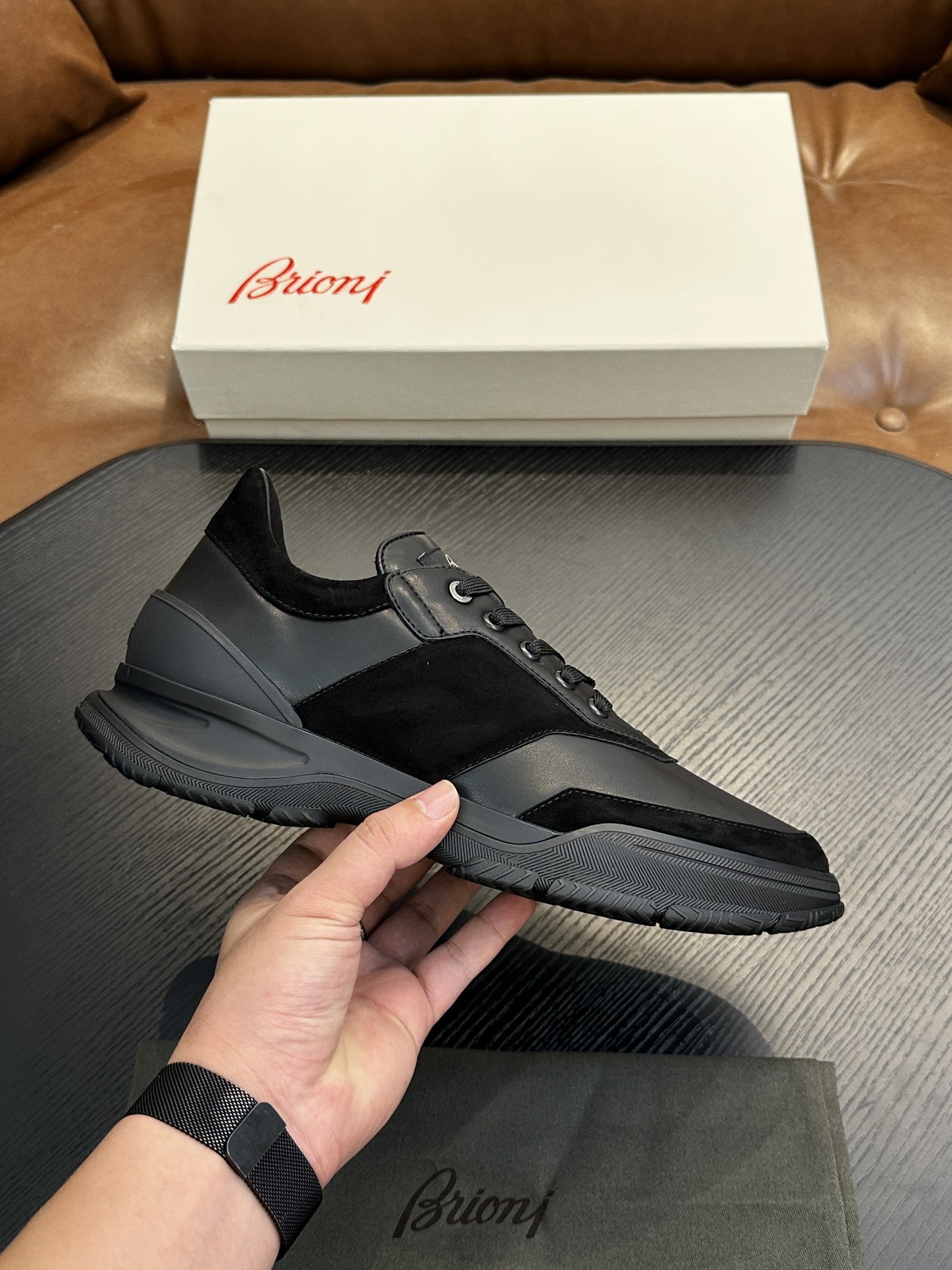 NO:680236,Brioni official website synchronized men's sneakers｜Mixed material running shoes｜Integrated design Brioni sewing label｜Integration of Nappa leather side straps and the brand's classic Legion stripes｜This running shoe is handcrafted in Italy｜Lightweight combined soft sole to create an elegant and extraordinary lookSize39-44. (customized at 38.45.46),,sneakers19860909Brioni 官网同步男士运动鞋｜混合材质跑步鞋｜一体式设计Brioni缝纫标签｜融合纳帕皮侧饰带和品牌经典军团条纹｜这款跑步鞋在意大利手工精制而成｜轻质组合软底 打造高雅不凡造型Size39-44.（38.45.46定做）,,sneakers,Men's shoes