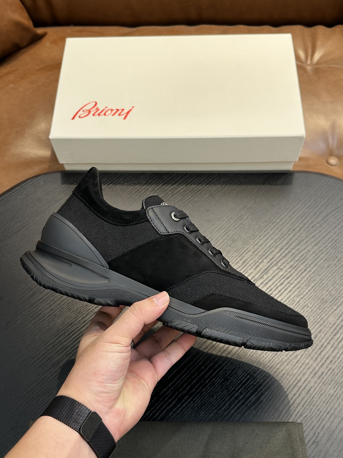 NO:341898,Brioni official website synchronized men's sneakers｜Mixed material running shoes｜Integrated design Brioni sewing label｜Fused Napa leather side straps and brand classic legion stripes｜This running shoes are handmade in Italy｜Lightweight combination soft sole creates elegant and extraordinary shape Size39-44. (customized for 38.45.46), Brioni, sneakers19860909Brioni 官网同步男士运动鞋｜混合材质跑步鞋｜一体式设计Brioni缝纫标签｜融合纳帕皮侧饰带和品牌经典军团条纹｜这款跑步鞋在意大利手工精制而成｜轻质组合软底 打造高雅不凡造型Size39-44.（38.45.46定做）,Brioni,sneakers,Men's shoes