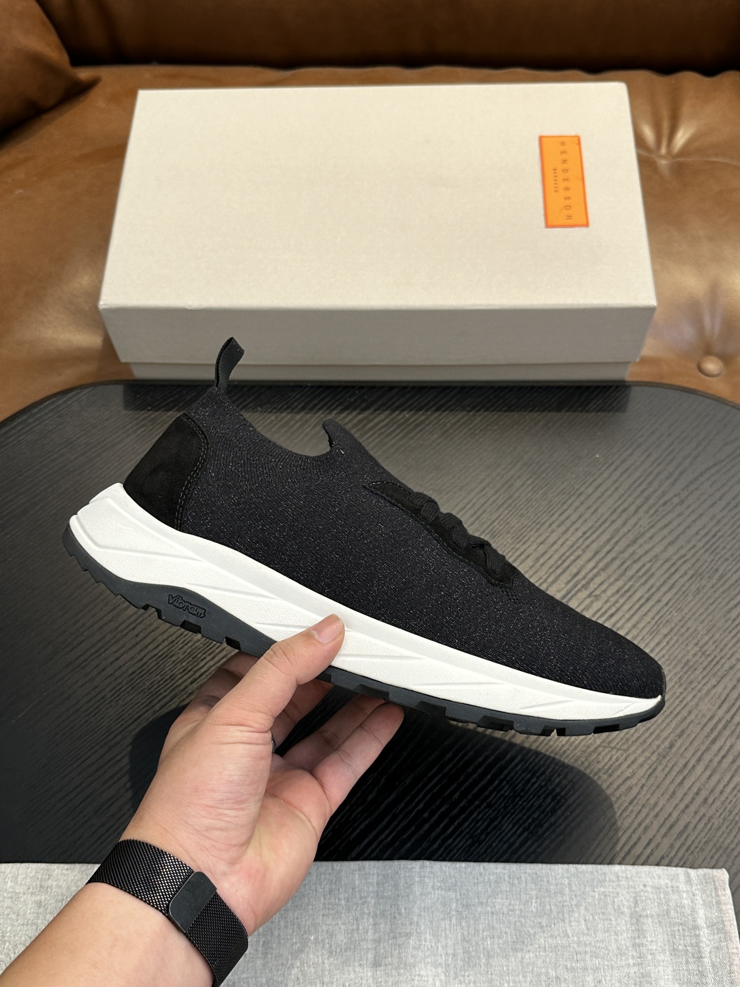 NO:341875,Henderson Baracco men's low-top flying kang casual shoes. High-quality workmanship and exquisite craftsmanship, simple line design, and textured cowhide, which is not only comfortable, but also super stylish. It uses soft imported cowhide, cowhide inner lining, private molded sole Size: 39-44 (customized by 38.45),,cowhide19860909Henderson Baracco男士低帮飞织休闲鞋 高品质的做工和精湛工艺,简约的线条设计,搭配质感牛皮,不仅舒适,还超级有型.采用柔软的进口牛皮,和牛皮内里,私模大底 Size:39-44(38.45定制）,,cowhide,Men's shoes