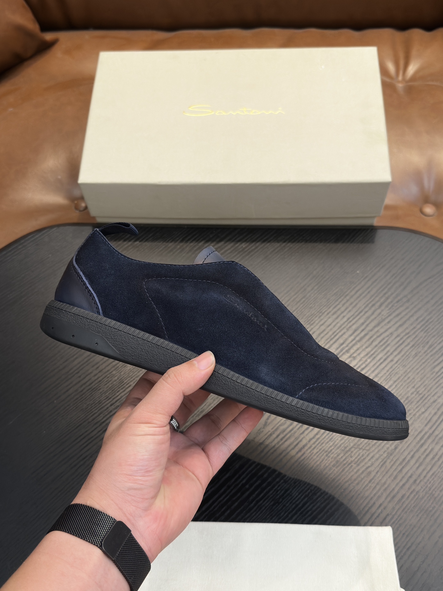 NO:552752,Santoni (Santoni) Italian men's handmade calfskin shoes are shipped!  Each pair of shoes from this Italian handmade shoe brand has a simple and classic design, which is very comfortable and versatile!  It is not accurate to describe the Italian shoe brand Santoni as 'nouveau riche'. Although it is very young, its appearance and temperament are quite sophisticated, and it can even be said that it is well versed in the ways of the world. The toe of the shoe adopts a classic two-section design concept, and all trimming parts are processed by Italian oil edge technology, giving a 360-degree vision without rough edges!  Internal and external waist without lining design!  The real-line method of glueing the empty circle around the outsole is environmentally friendly and does not open the glue!  The upper material of this shoe is made of imported grained calfskin. When you lift it from the back of the leather, you can see very clear pores!  The inside is made of calf and will not slip or fade!  The outsole is made of a combination of IP outsole and TPU backing sheet, which is light and comfortable on the foot!  The brand's special molded footbed has a layer of high-elastic foam in the middle of the insole that makes it easy to put on your feet. Exclusive private mold control, long-term availability!  Original box packaging, with shoe storage bag!  39 40 41 42 43 44, Santoni casual shoes, cowhide19860909Santoni(圣东尼）意大利男士手工小牛皮鞋出货！这个意大利纯手工鞋履品牌的每一双鞋设计简洁经典,上脚非常舒适百搭！ 用“新贵”来形容意大利鞋履品牌Santoni,并不准确,尽管它很年轻,但呈现出的相貌和气质却相当老练,甚至可以说深谙世故之道. 鞋子鞋头部位采用经典的两节设计理念,切边部位全部经过意大利油边工艺处理,360度无毛边视觉！内外腰无内里设计！大底周圈空胶车真线做法,即环保又不开胶！ 此款鞋面面料采用进囗粒面摔花小牛皮,从皮料反面顶起来会看到很清晰的毛孔！内里进囗小牛里,不打滑,不掉色！大底采用ip大底加tpu底片组合成型,上脚轻便舒适！品牌专用开模脚床,鞋垫中间有一层高弹泡棉上脚轻快.独家私模可控,长期有货！原盒包装,配鞋履收纳袋！39 40 41 42 43 44,圣东尼 休闲鞋,cowhide,Men's shoes