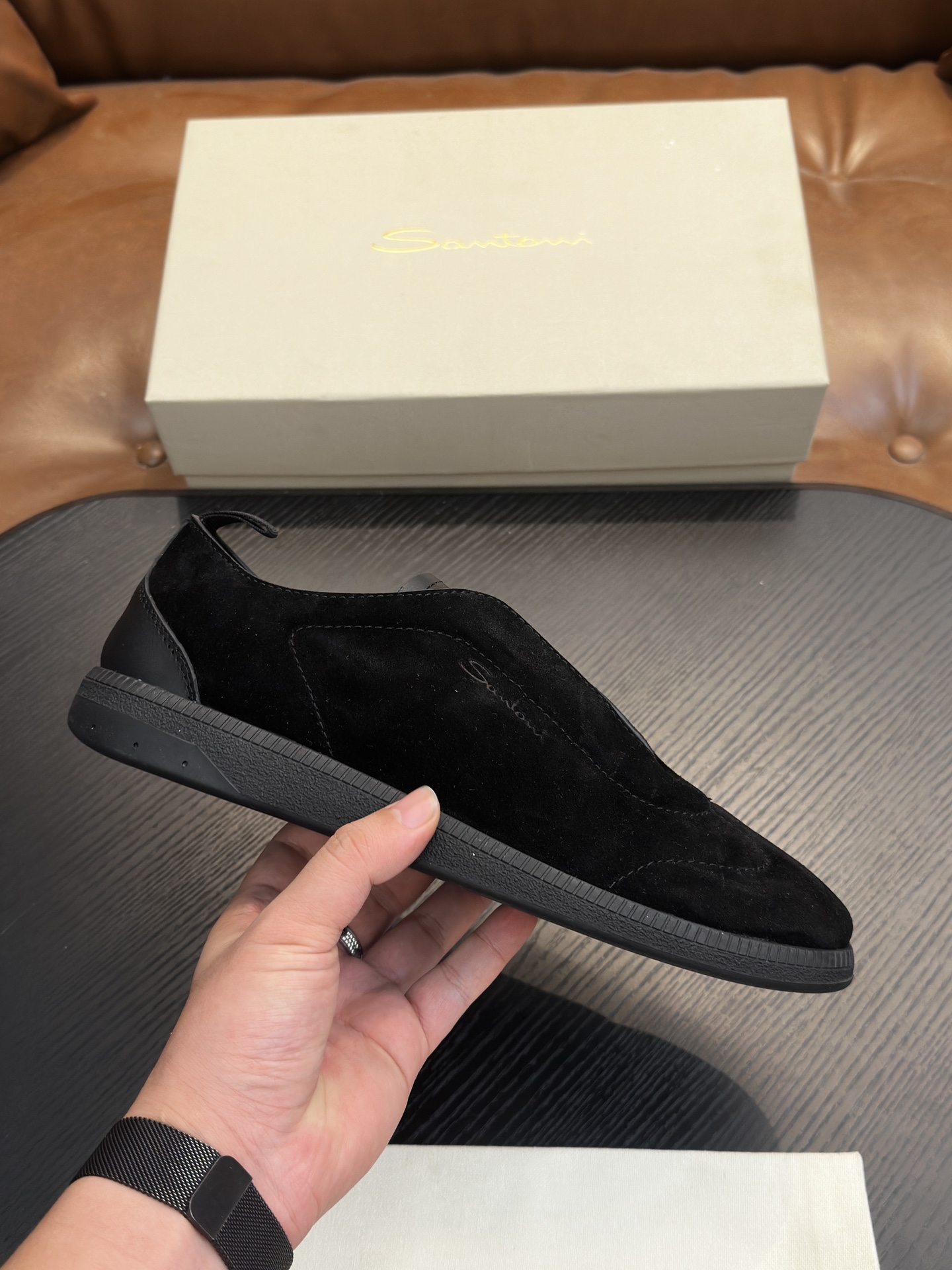 NO:532886,Santoni (Santoni) Italian men's handmade calfskin shoes shipped!  Each pair of shoes from this Italian pure handmade shoe brand is simple and classic, and it is very comfortable and versatile on the feet!  It is not accurate to describe the Italian shoe brand Santoni as a 'new rich'. Although it is very young, it presents a very sophisticated appearance and temperament, and it can even be said to be well versed in the world. The toe of the shoe adopts a classic two-section design concept, and the edge cutting parts are all processed by Italian oil edge technology, with 360-degree burrless vision!  No inner and inner design in the inner and outer waist!  The method of making the empty rubber car with a large bottom peripheral circle is environmentally friendly and does not open the glue!  This upper is made of imported grained calfskin, and you will see clear pores when you push it back from the back of the leather!  The calf is imported into the inside, without slipping or fading!  The large sole is made of IP and TPU negatives, making the foot easy and comfortable!  The brand's special mold opening foot bed, with a high elastic foam in the middle of the insole, and the foot is light and easy. The exclusive private model is controllable and available for a long time!  Original box packaging, with shoe storage bag!  39 40 41 42 43 44,,cowhide19860909Santoni(圣东尼）意大利男士手工小牛皮鞋出货！这个意大利纯手工鞋履品牌的每一双鞋设计简洁经典,上脚非常舒适百搭！ 用“新贵”来形容意大利鞋履品牌Santoni,并不准确,尽管它很年轻,但呈现出的相貌和气质却相当老练,甚至可以说深谙世故之道. 鞋子鞋头部位采用经典的两节设计理念,切边部位全部经过意大利油边工艺处理,360度无毛边视觉！内外腰无内里设计！大底周圈空胶车真线做法,即环保又不开胶！ 此款鞋面面料采用进囗粒面摔花小牛皮,从皮料反面顶起来会看到很清晰的毛孔！内里进囗小牛里,不打滑,不掉色！大底采用ip大底加tpu底片组合成型,上脚轻便舒适！品牌专用开模脚床,鞋垫中间有一层高弹泡棉上脚轻快.独家私模可控,长期有货！原盒包装,配鞋履收纳袋！39 40 41 42 43 44,,cowhide,Men's shoes