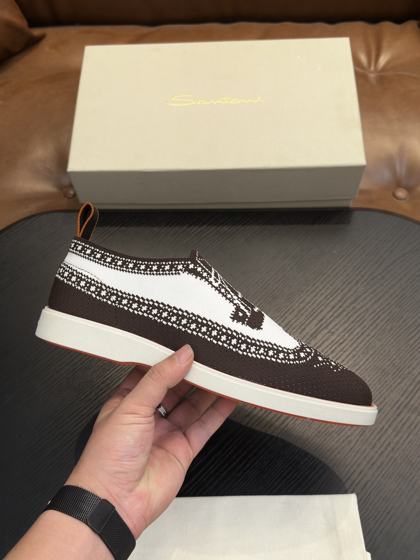 NO:532299,Santoni (Santoni) Italian men's handmade calfskin shoes shipped!  Each pair of shoes from this Italian pure handmade shoe brand is simple and classic, and it is very comfortable and versatile on the feet!  It is not accurate to describe the Italian shoe brand Santoni as a 'new rich'. Although it is very young, it presents a very sophisticated appearance and temperament, and it can even be said to be well versed in the world. The toe of the shoe adopts a classic two-section design concept, and the edge cutting parts are all processed by Italian oil edge technology, with 360-degree burrless vision!  No inner and inner design in the inner and outer waist!  The method of making the empty rubber car with a large bottom peripheral circle is environmentally friendly and does not open the glue!  This upper is made of imported grained calfskin, and you will see clear pores when you push it back from the back of the leather!  The calf is imported into the inside, without slipping or fading!  The large sole is made of IP and TPU negatives, making the foot easy and comfortable!  The brand's special mold opening foot bed, with a high elastic foam in the middle of the insole, and the foot is light and easy. The exclusive private model is controllable and available for a long time!  Original box packaging, with shoe storage bag!  39 40 41 42 43 44,Santoni casual shoes,cowhide19860909Santoni(圣东尼）意大利男士手工小牛皮鞋出货！这个意大利纯手工鞋履品牌的每一双鞋设计简洁经典,上脚非常舒适百搭！ 用“新贵”来形容意大利鞋履品牌Santoni,并不准确,尽管它很年轻,但呈现出的相貌和气质却相当老练,甚至可以说深谙世故之道. 鞋子鞋头部位采用经典的两节设计理念,切边部位全部经过意大利油边工艺处理,360度无毛边视觉！内外腰无内里设计！大底周圈空胶车真线做法,即环保又不开胶！ 此款鞋面面料采用进囗粒面摔花小牛皮,从皮料反面顶起来会看到很清晰的毛孔！内里进囗小牛里,不打滑,不掉色！大底采用ip大底加tpu底片组合成型,上脚轻便舒适！品牌专用开模脚床,鞋垫中间有一层高弹泡棉上脚轻快.独家私模可控,长期有货！原盒包装,配鞋履收纳袋！39 40 41 42 43 44,圣东尼 休闲鞋,cowhide,Men's shoes