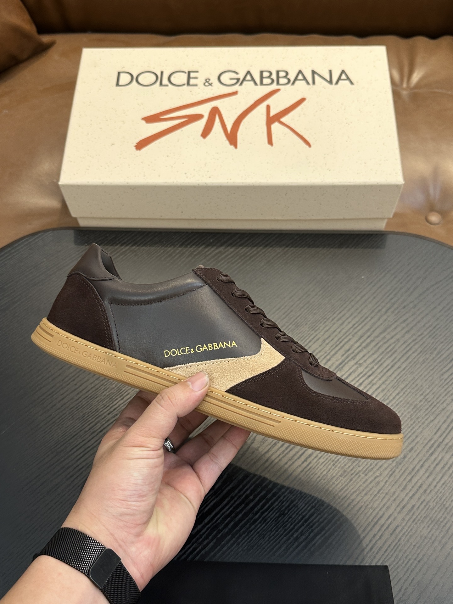 NO:552765,Dolce&Gabbana DG Cushion calfskin low-top sneakers. This sneaker is made of imported calfskin, contrasting trims, round toe, front lace-up, foam outsole, and insole decorated with logo. Size 39-44, customized (38, 45, 46, 47 customized), DG casual shoes, Dolce&Gabbana, sneakers, cowhide19860909Dolce&Gabbana DG Cushion 小牛皮低帮运动鞋 本款运动鞋采用进口小牛皮、对比边饰、圆头、正面系带、发泡大底、鞋垫饰有标志. 码数39-44,定（38,45,46,47定做）,DG休闲鞋,Dolce&Gabbana,sneakers,cowhide,Men's shoes